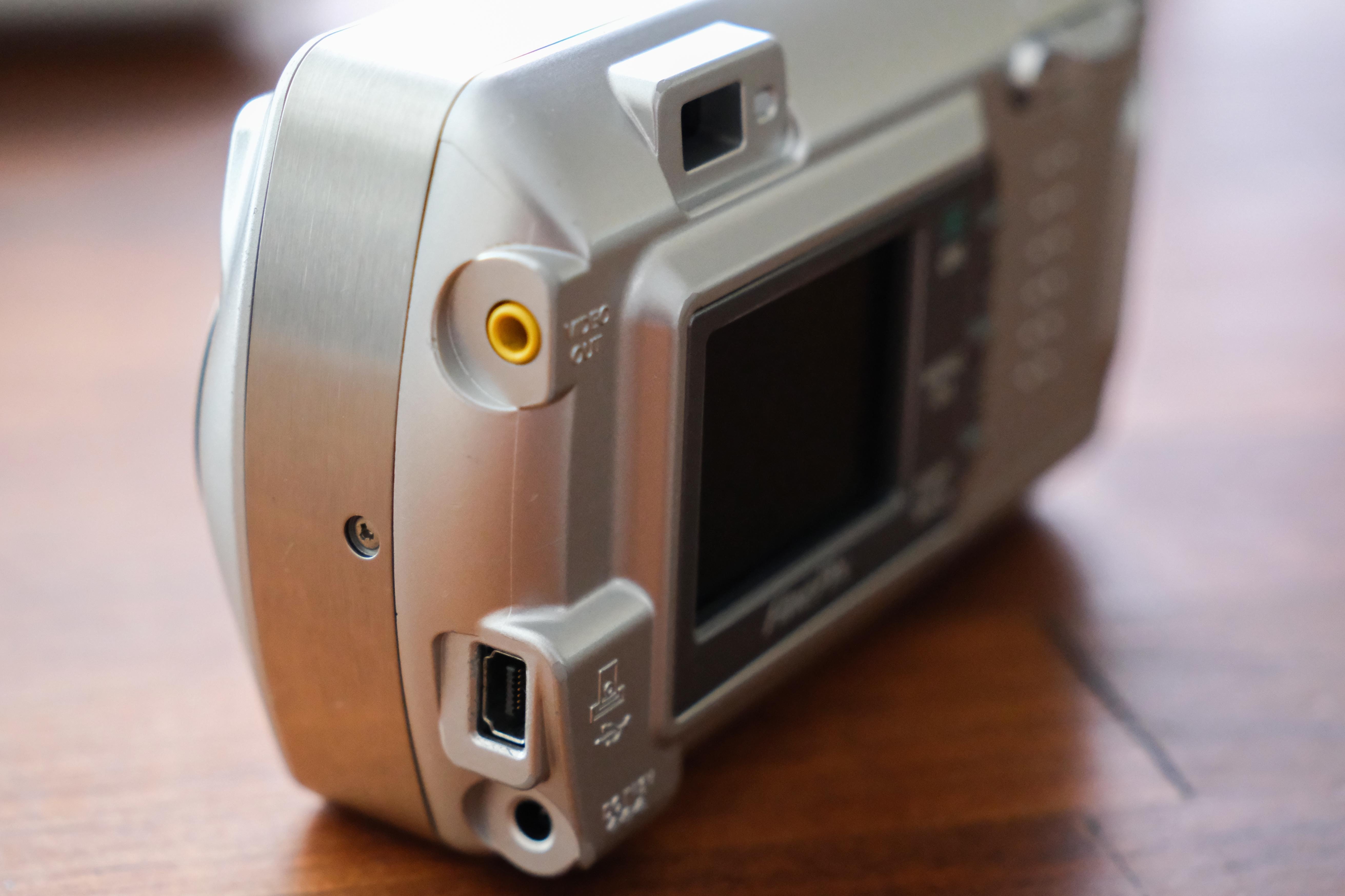 オールドコンデジの世界】FUJIFILM FinePix A340 ぽってりとした