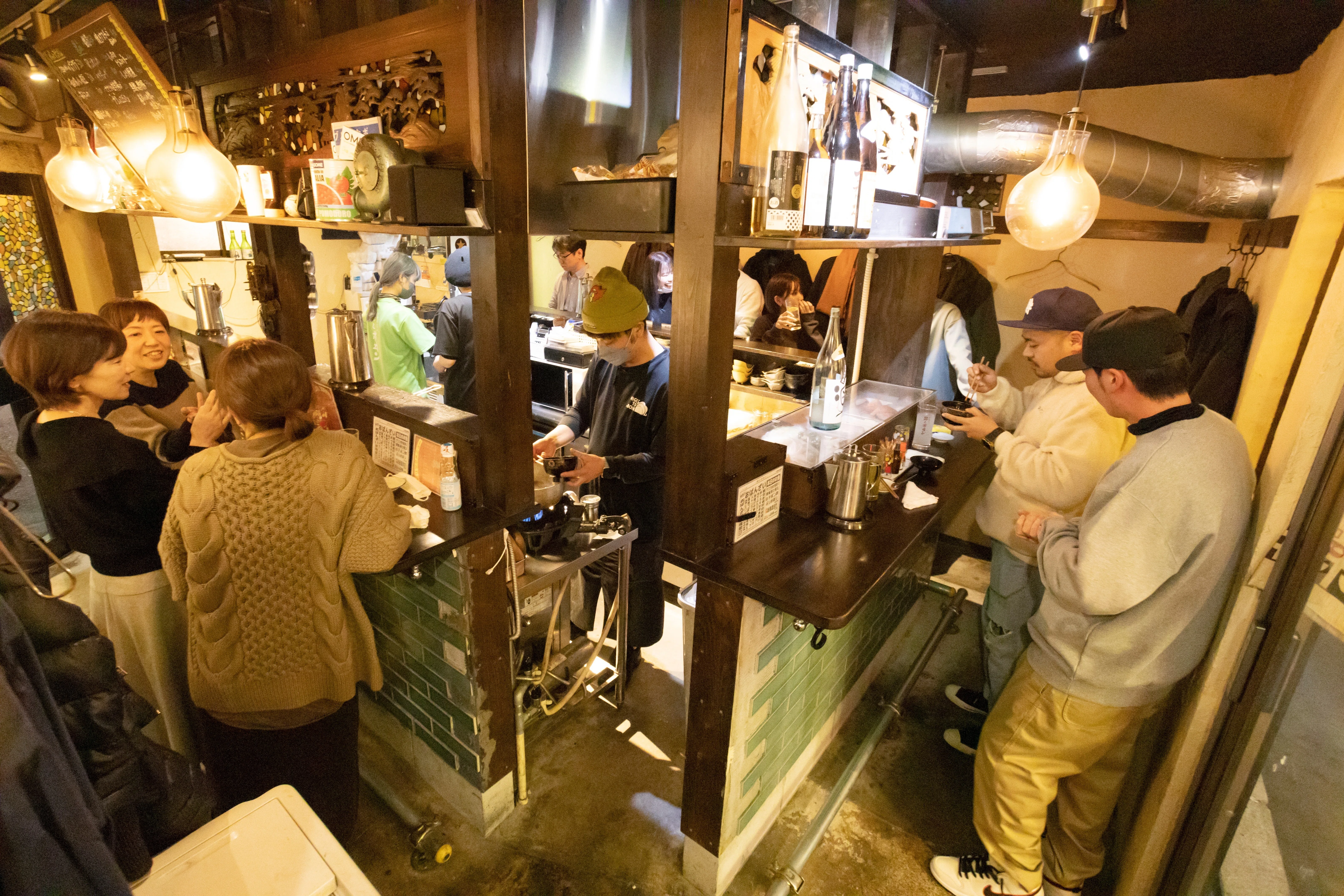 小皿料理で週末5回転！「大正サロン髭とボヰン（大阪・大正