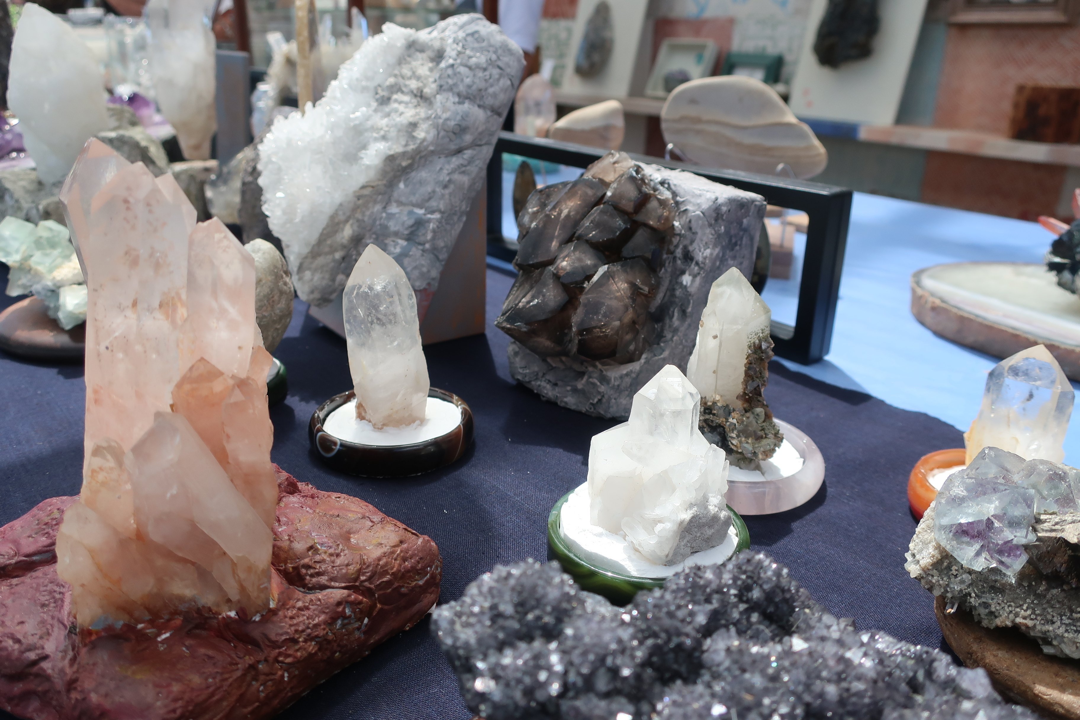 天然石の愛でかた展｜自然光に照らされて、一段と輝く天然石たち｜タスカケ