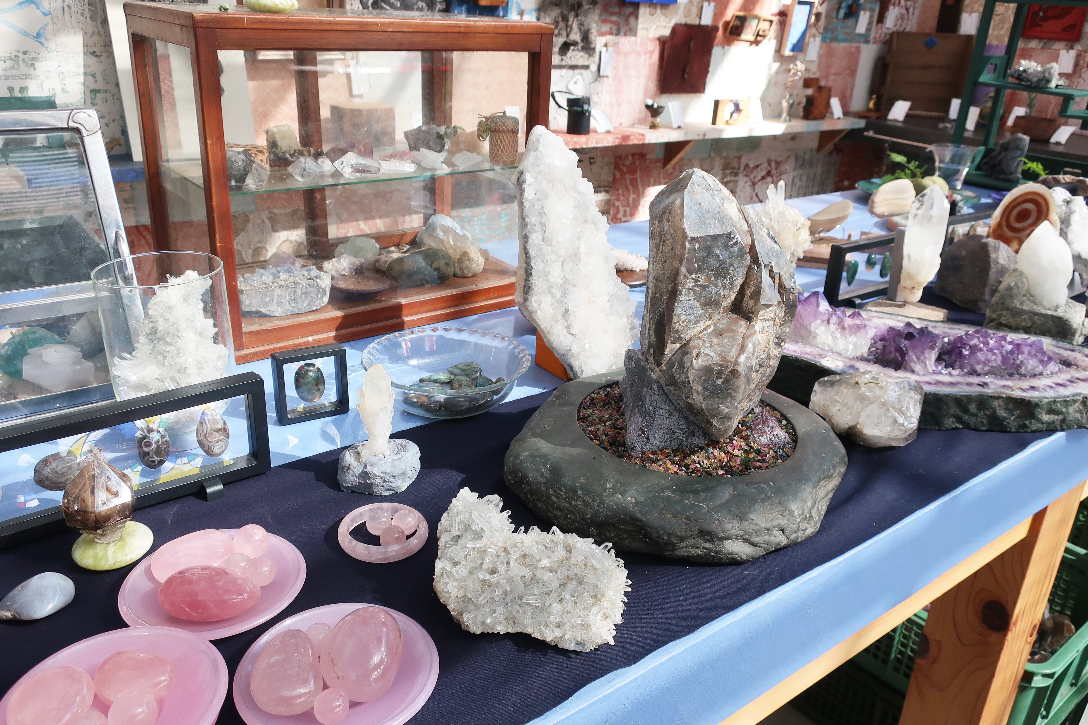 天然石の愛でかた展｜自然光に照らされて、一段と輝く天然石たち｜タスカケ