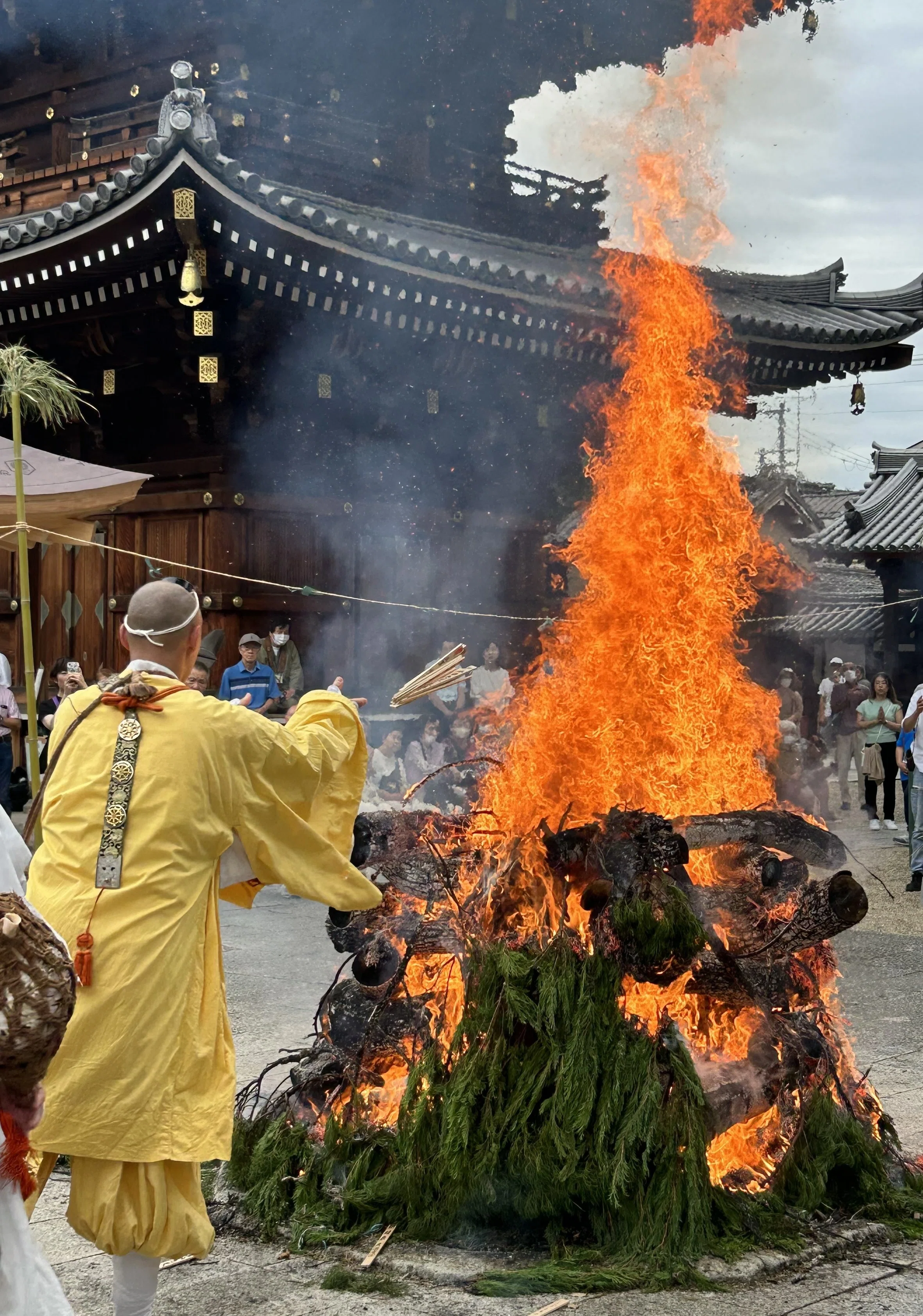 秋の大祭「大柴燈護摩供」 炎と煙の中、読経とともに太鼓とホラ貝