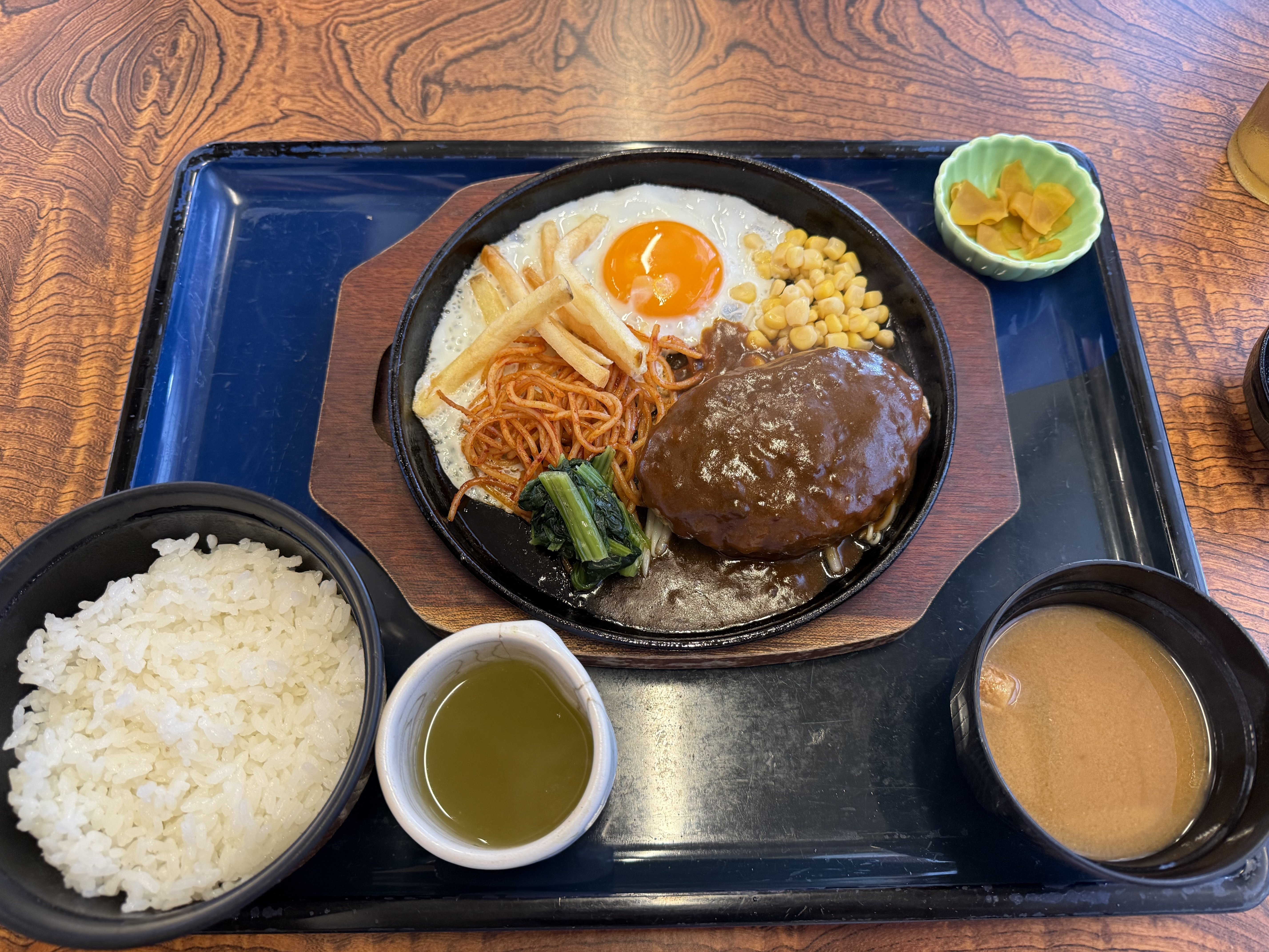 昭和レトロな雰囲気とジャンボ海老フライ！「レストラン天王 佐屋本店