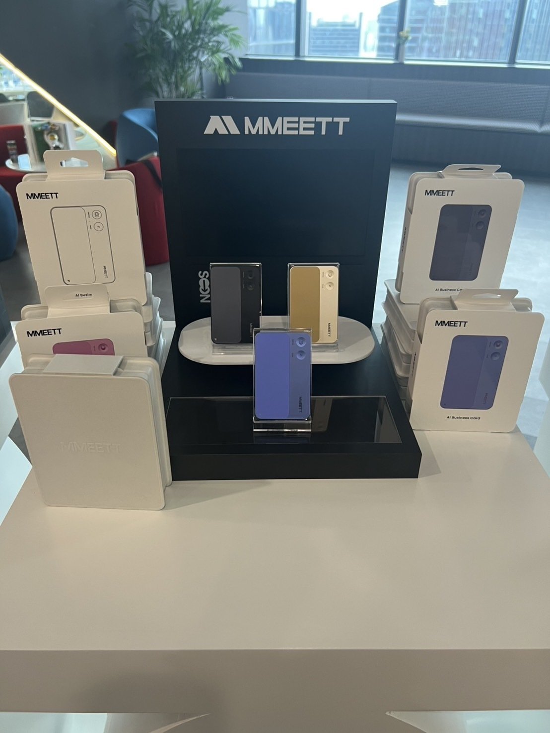 AI×ハードウェアの新星「MMEETT」登場！AI議事録・AIメガネ・AI