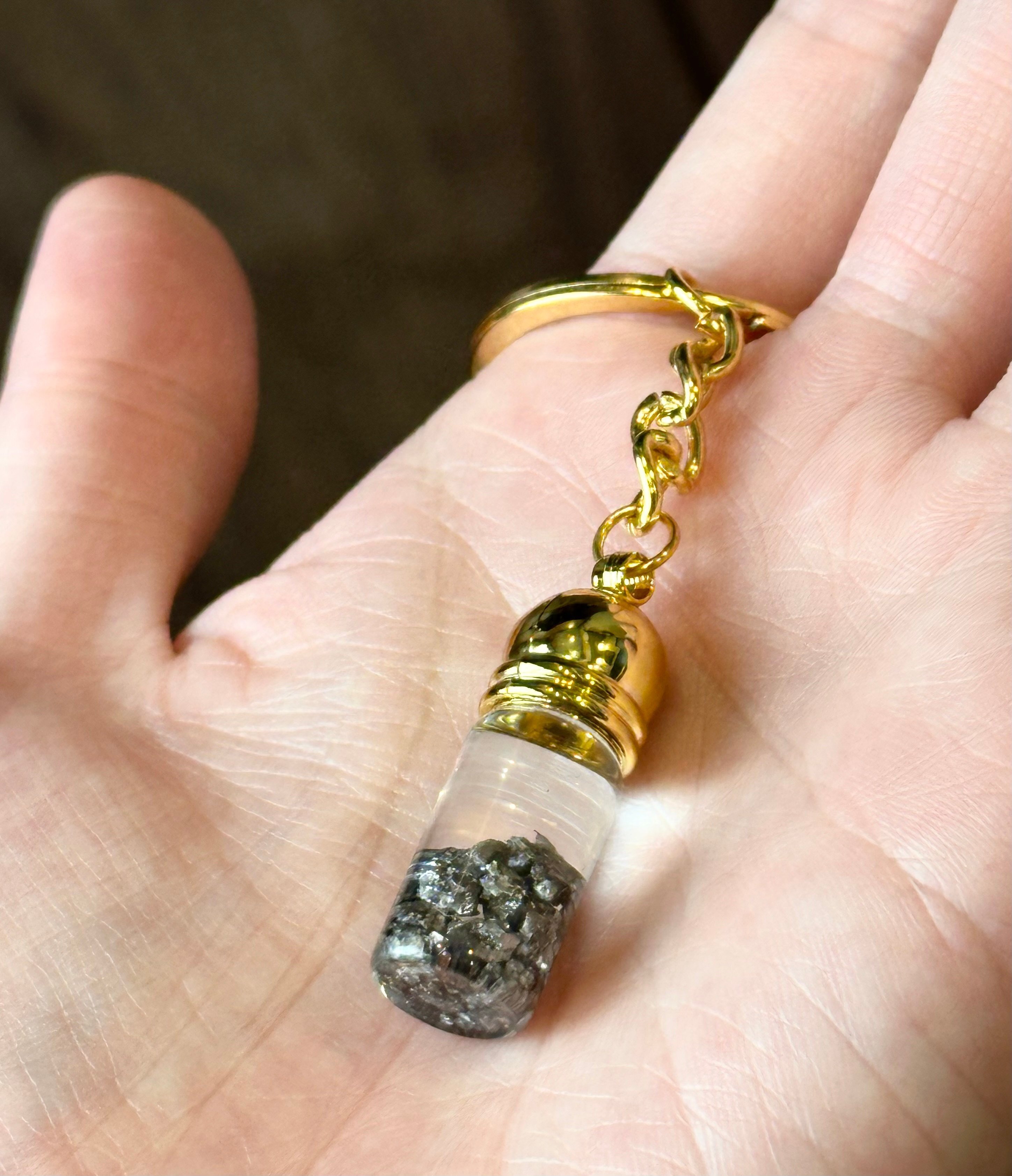 刀の材料「玉鋼」を詰めた小瓶キーホルダー｜刀箱師の日本刀ブログ