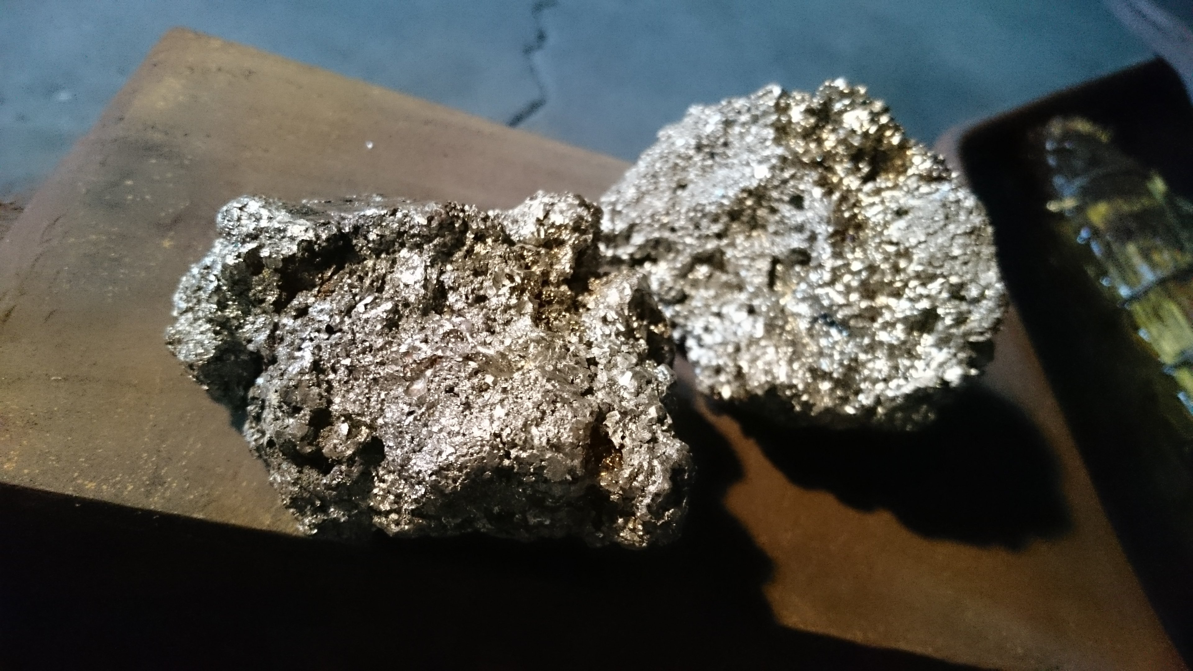 刀の材料「玉鋼」を詰めた小瓶キーホルダー｜刀箱師の日本刀ブログ