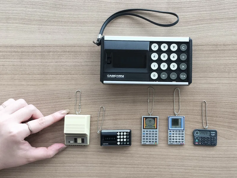 レトロ電卓のミニチュアマスコットをつくった動機は先輩の仕事への