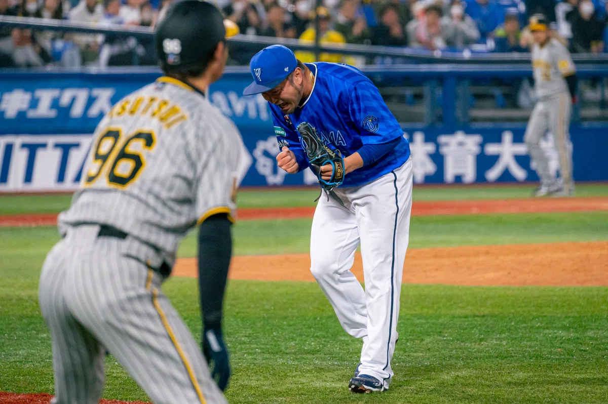散る羽がのびる陰に重なった 恐る恐るも見ていた背中【森唯斗選手の引退によせて】|ひの