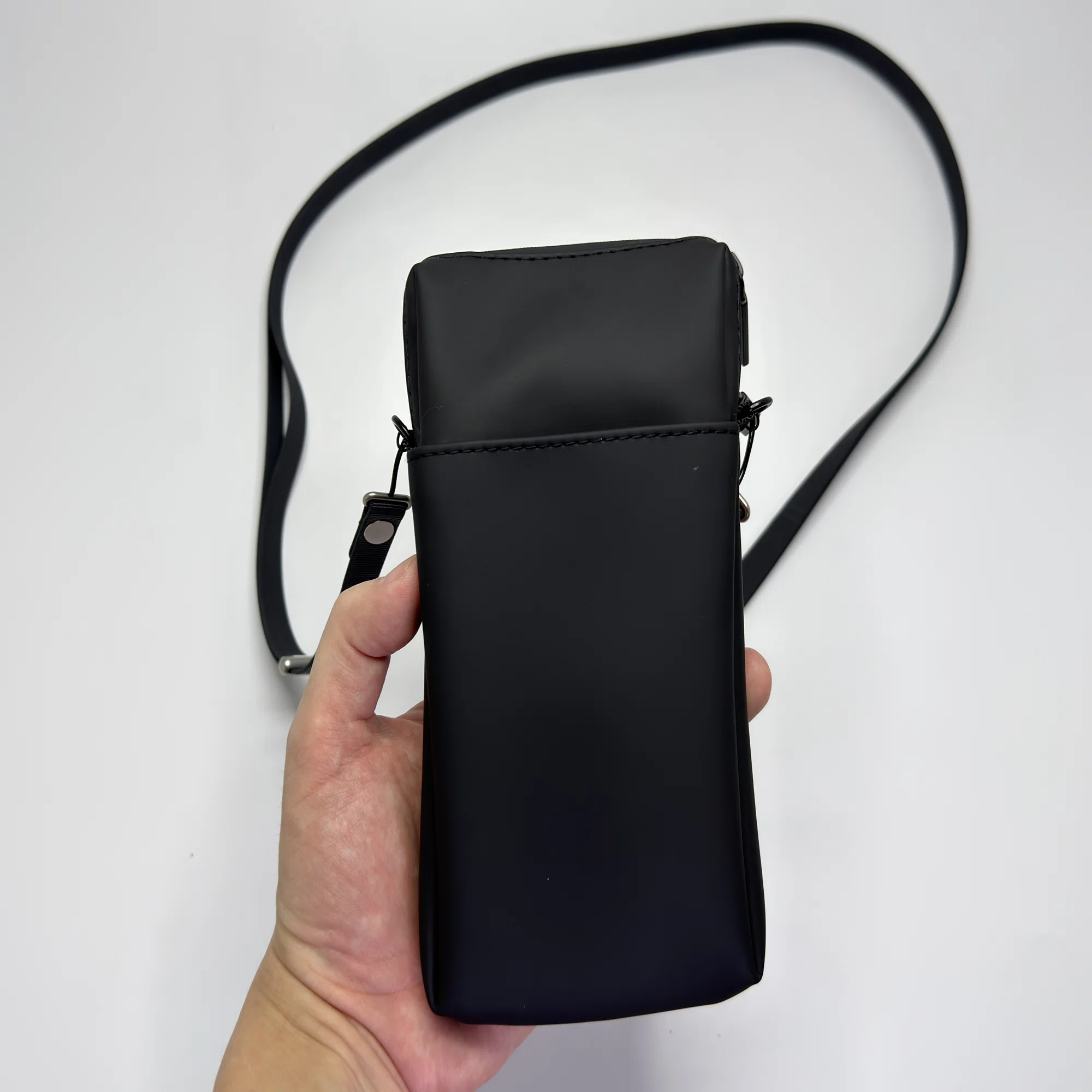 Appleのクロスボディストラップを活用するために無印良品のケースを 