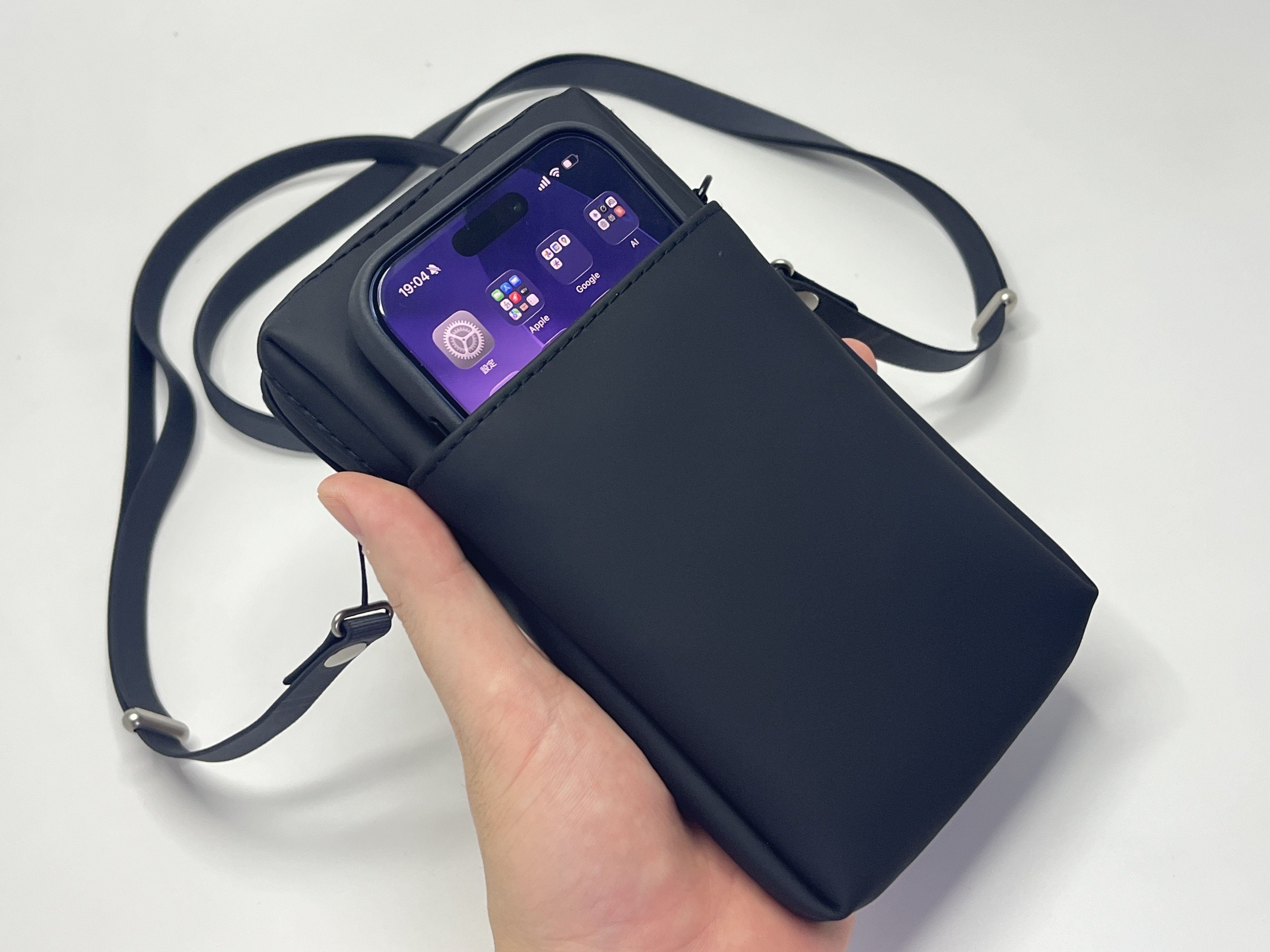 Appleのクロスボディストラップを活用するために無印良品のケースを