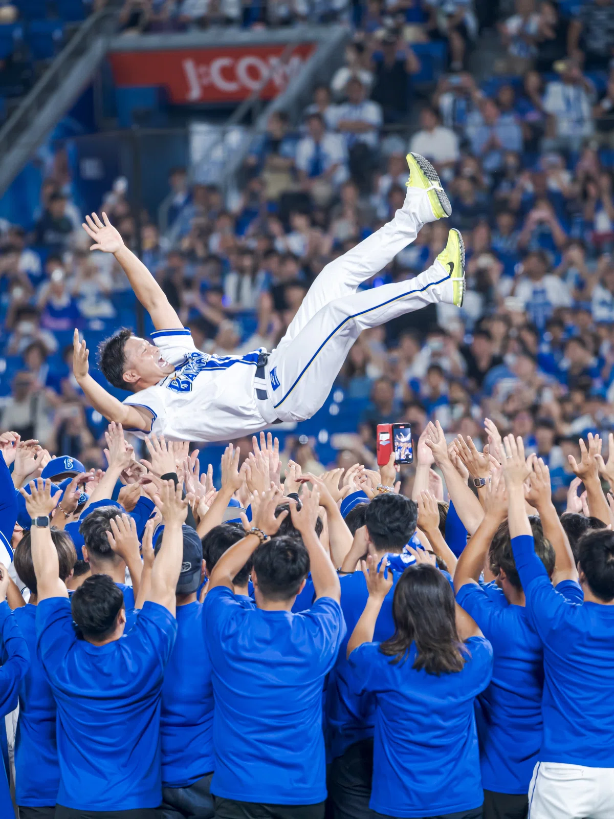 散る羽がのびる陰に重なった 恐る恐るも見ていた背中【森唯斗選手の引退によせて】|ひの