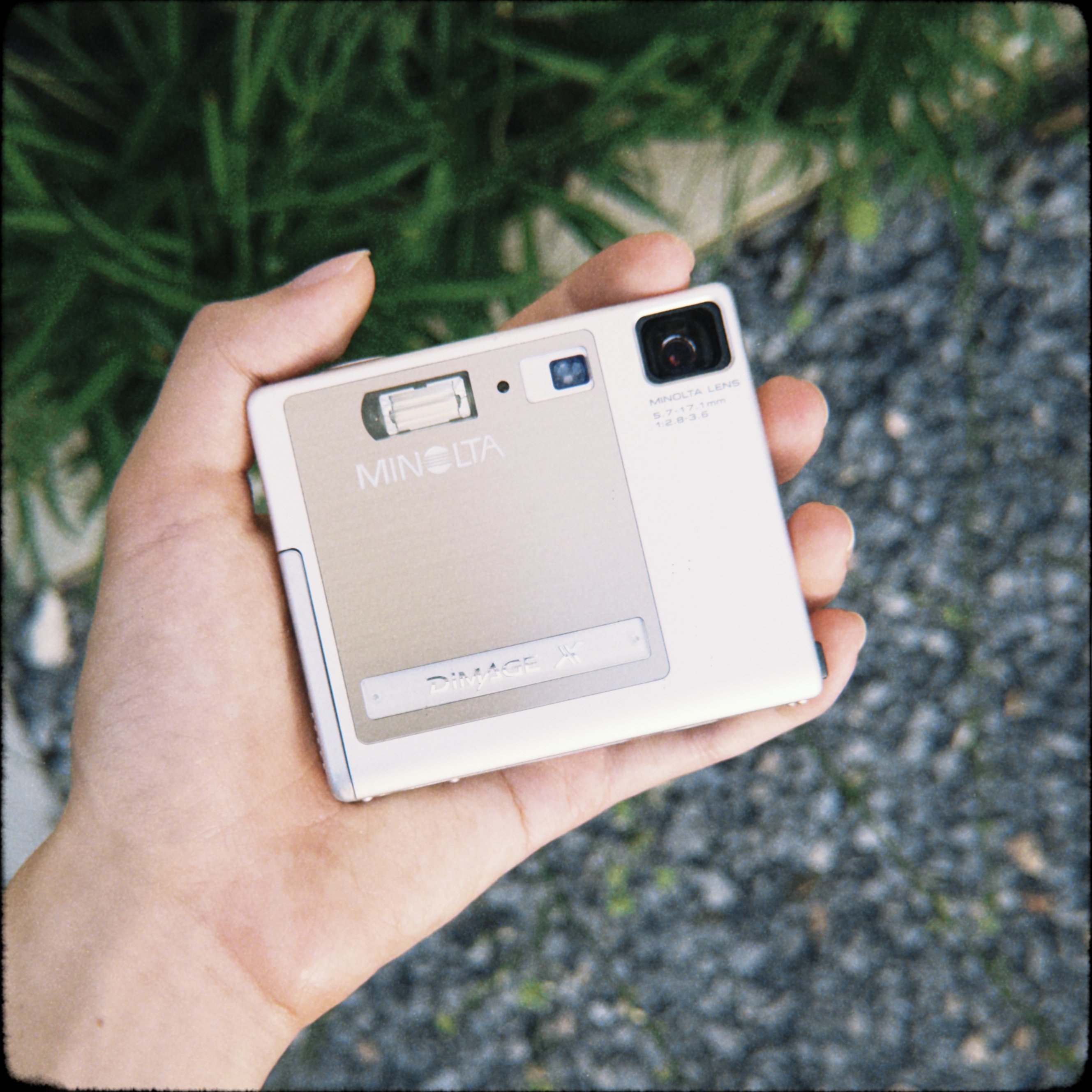 【動作確認済み】MINOLTA DiMAGE Xt コンデジ カメラ 美品 Minolta DiMAGE X】見た目がMDプレイヤーすぎる幻のデジカメ。｜sai
