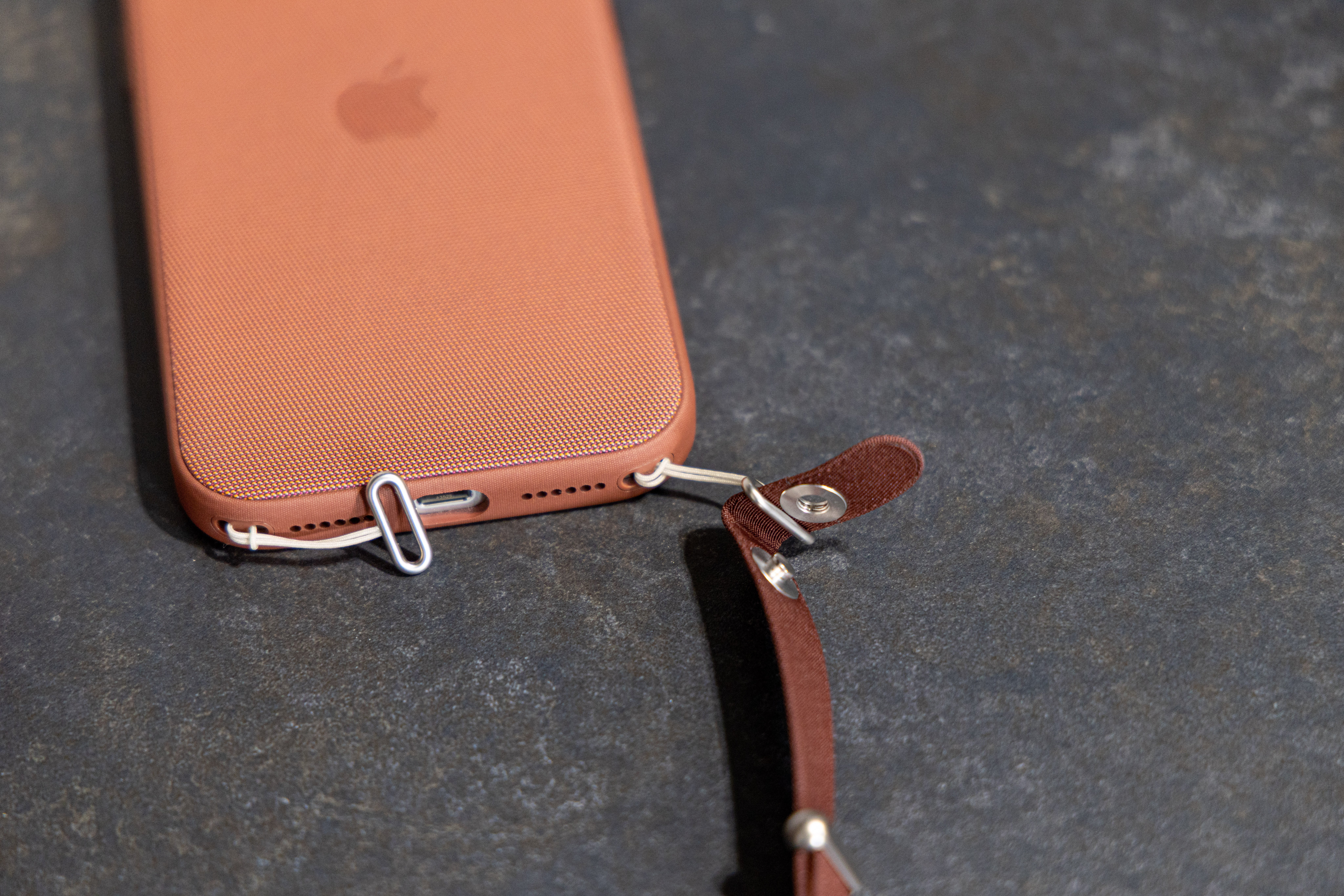 【未使用／未開封】Apple iPhone クロスボディストラップ オレンジ 鮮やかなオレンジ。Appleから公式スマホストラップが出るかも