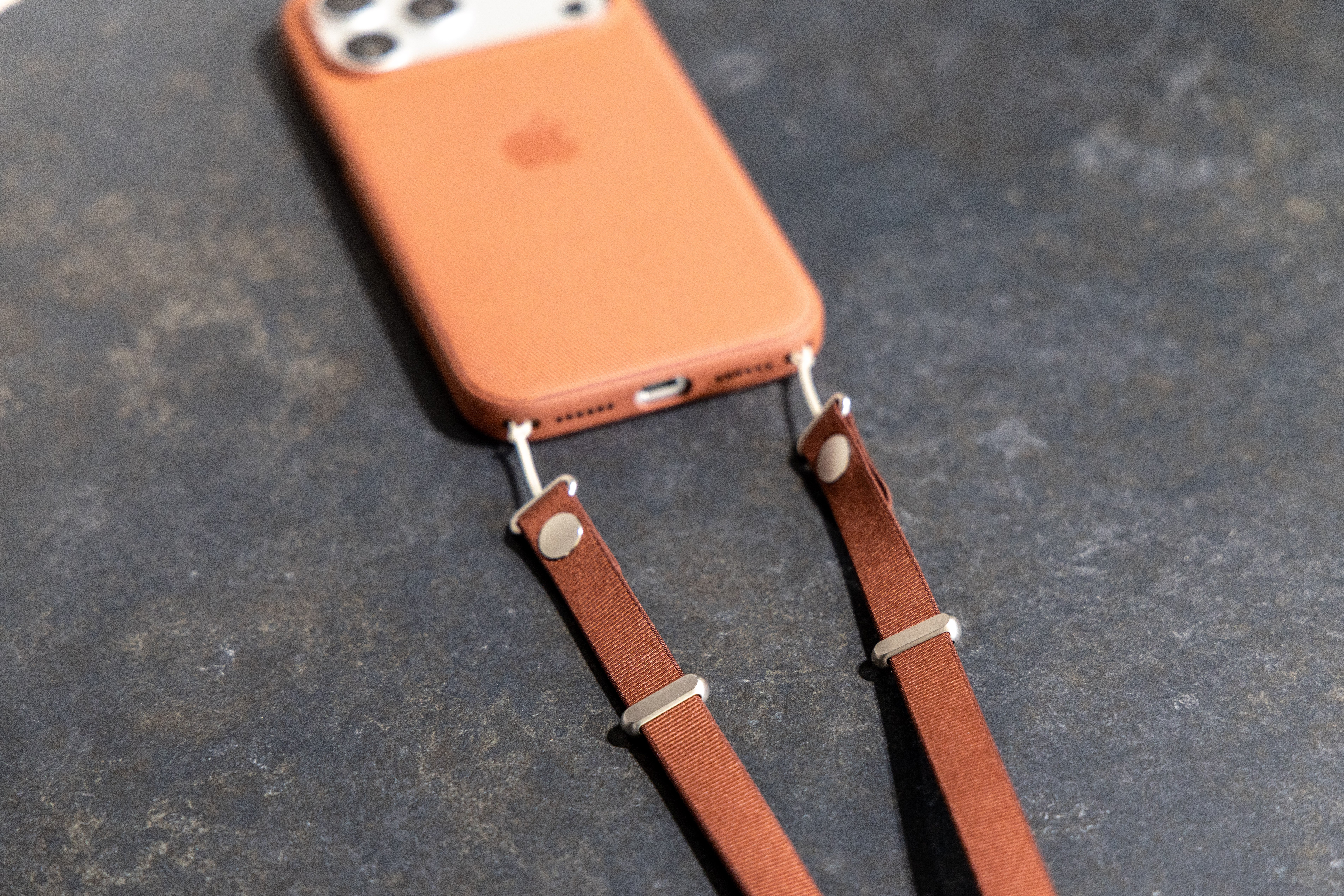 Apple純正　iPhone クロスボディストラップ オレンジ これがApple純正の｢iPhone 17｣向けクロスボディストラップ