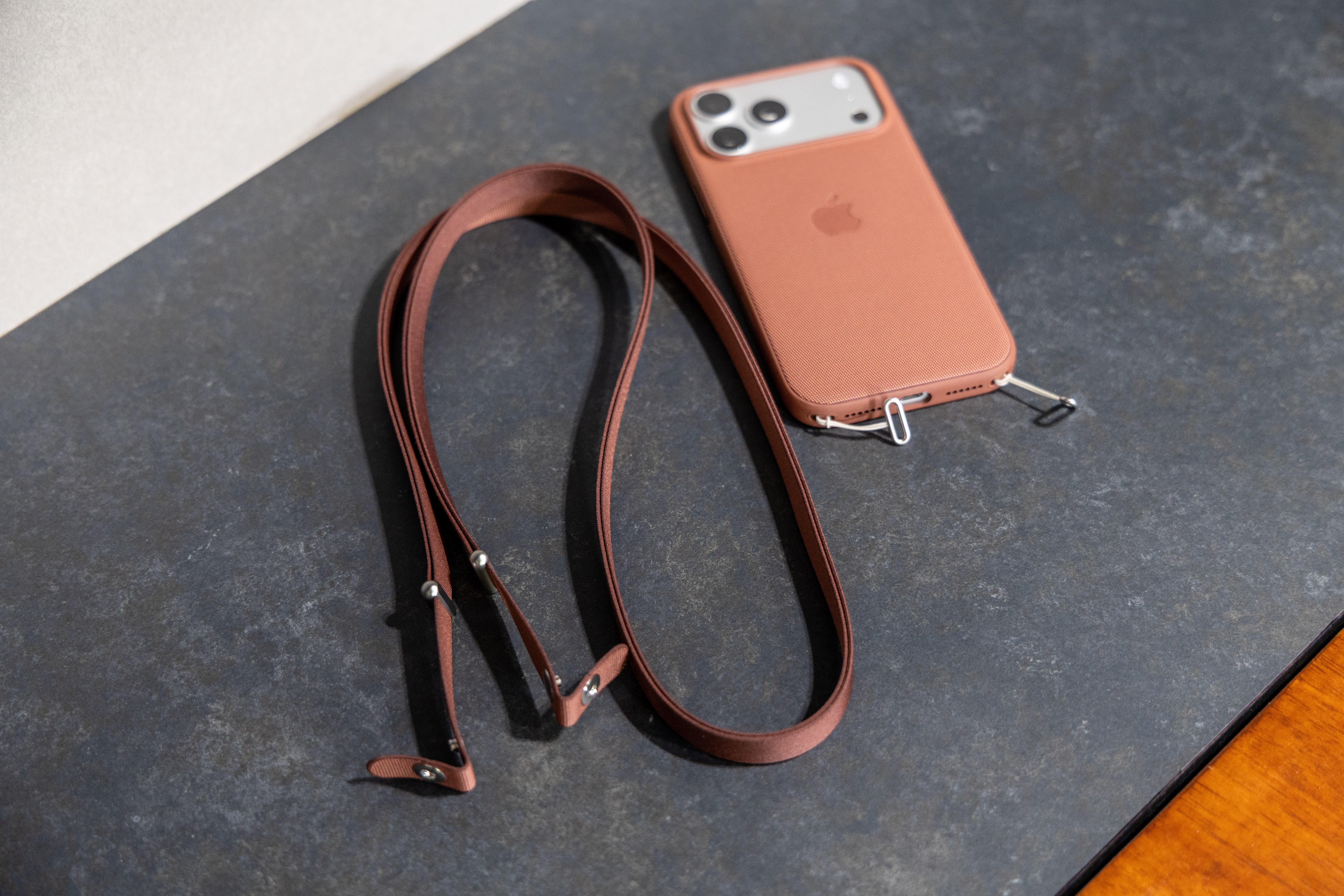 1万円の紐】Appleクロスボディストラップを買ったのでレビュー