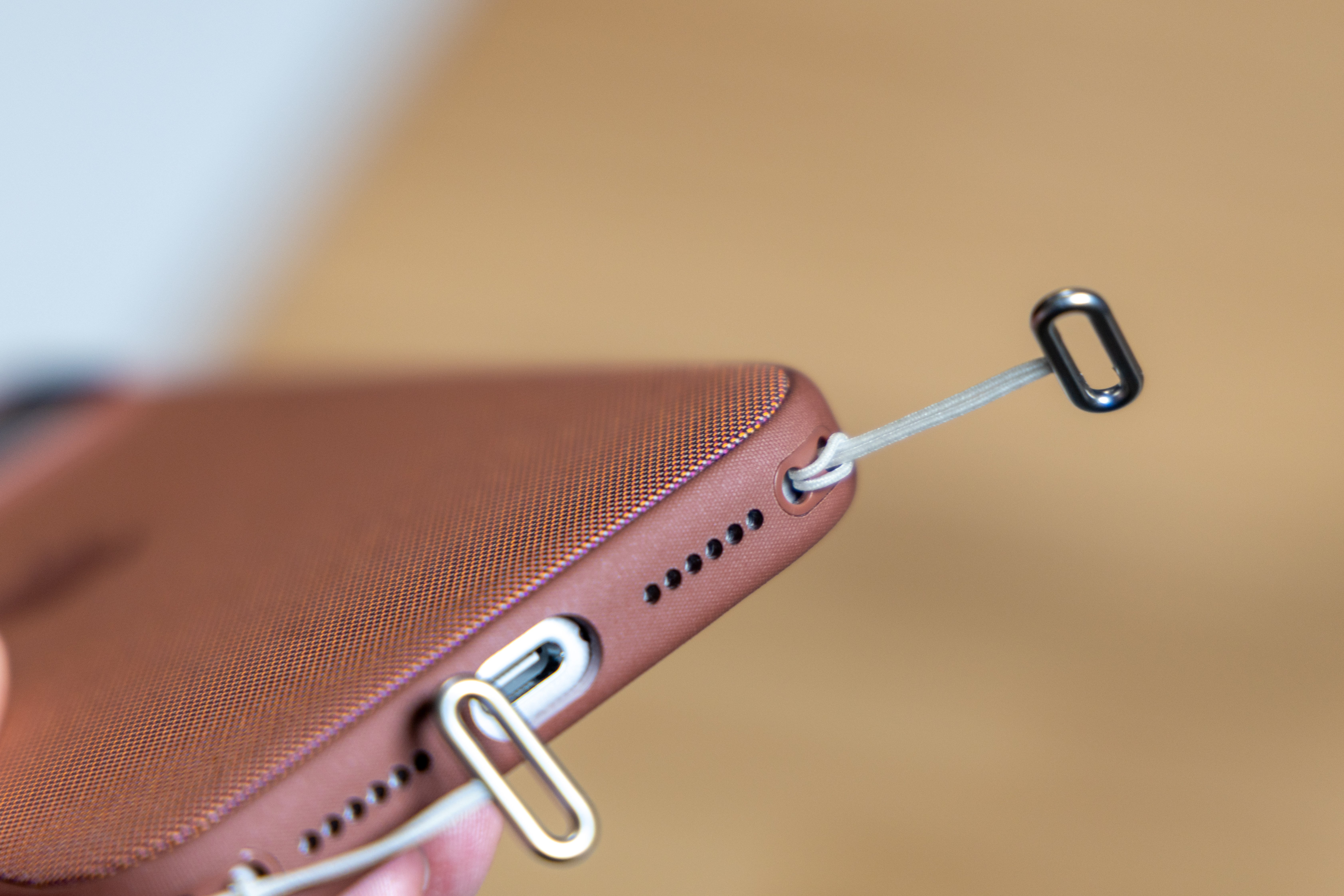 1万円の紐】Appleクロスボディストラップを買ったのでレビュー｜まつりくん