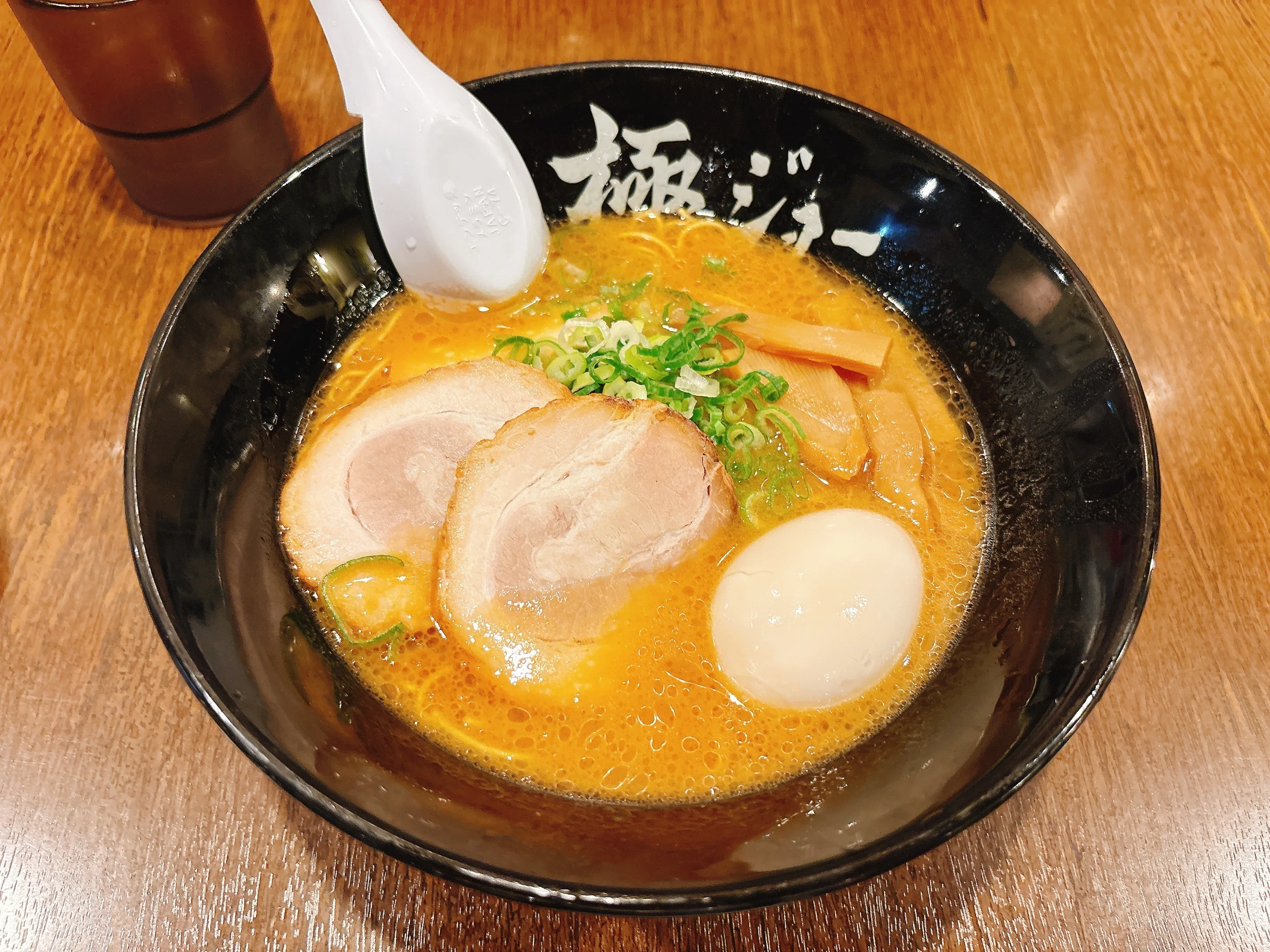 新和歌山ラーメン極ジョー: こってりクリーミー！臭みのないとんこつが