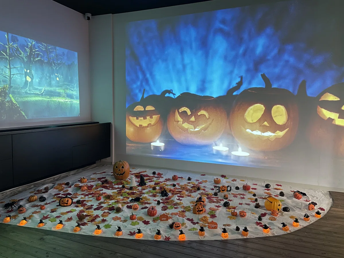 出社したら応接室がハロウィン仕様になっていた件|R-Y-O