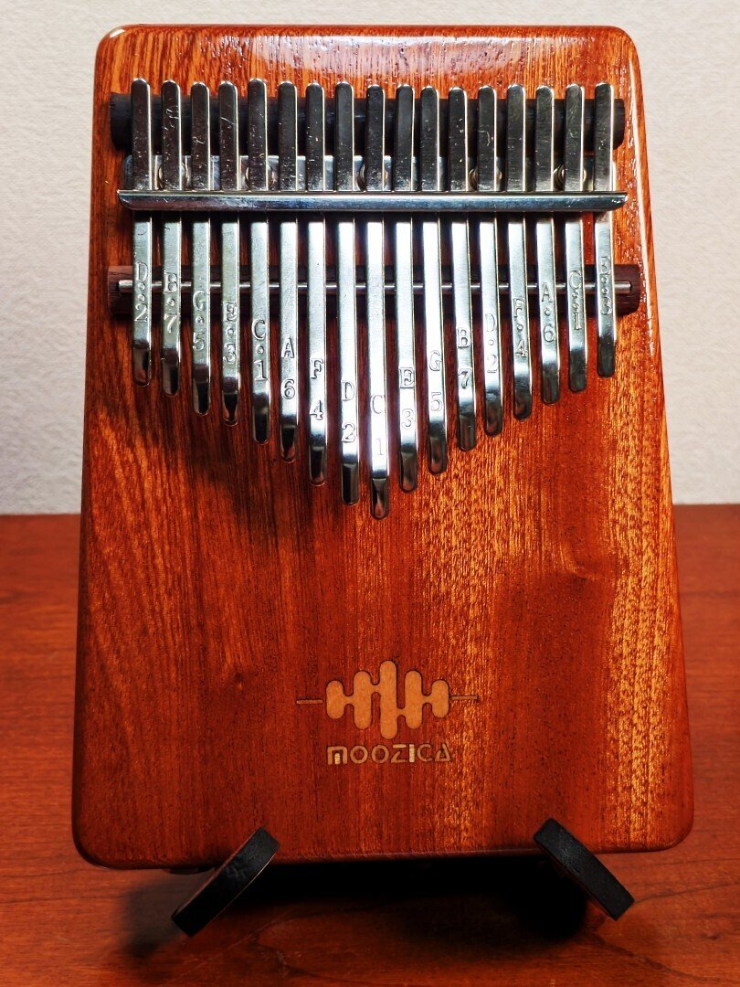 初心者のためのカリンバ選び③～2台目以降のカリンバ選び厳選16機種(8・10・21キー＆ピアノ配列など)｜かるり GECKO カリンバ21キー  ナローキー kalimba ライトウェイト かりんば楽器 アクセサリ&楽譜集付き海外直送