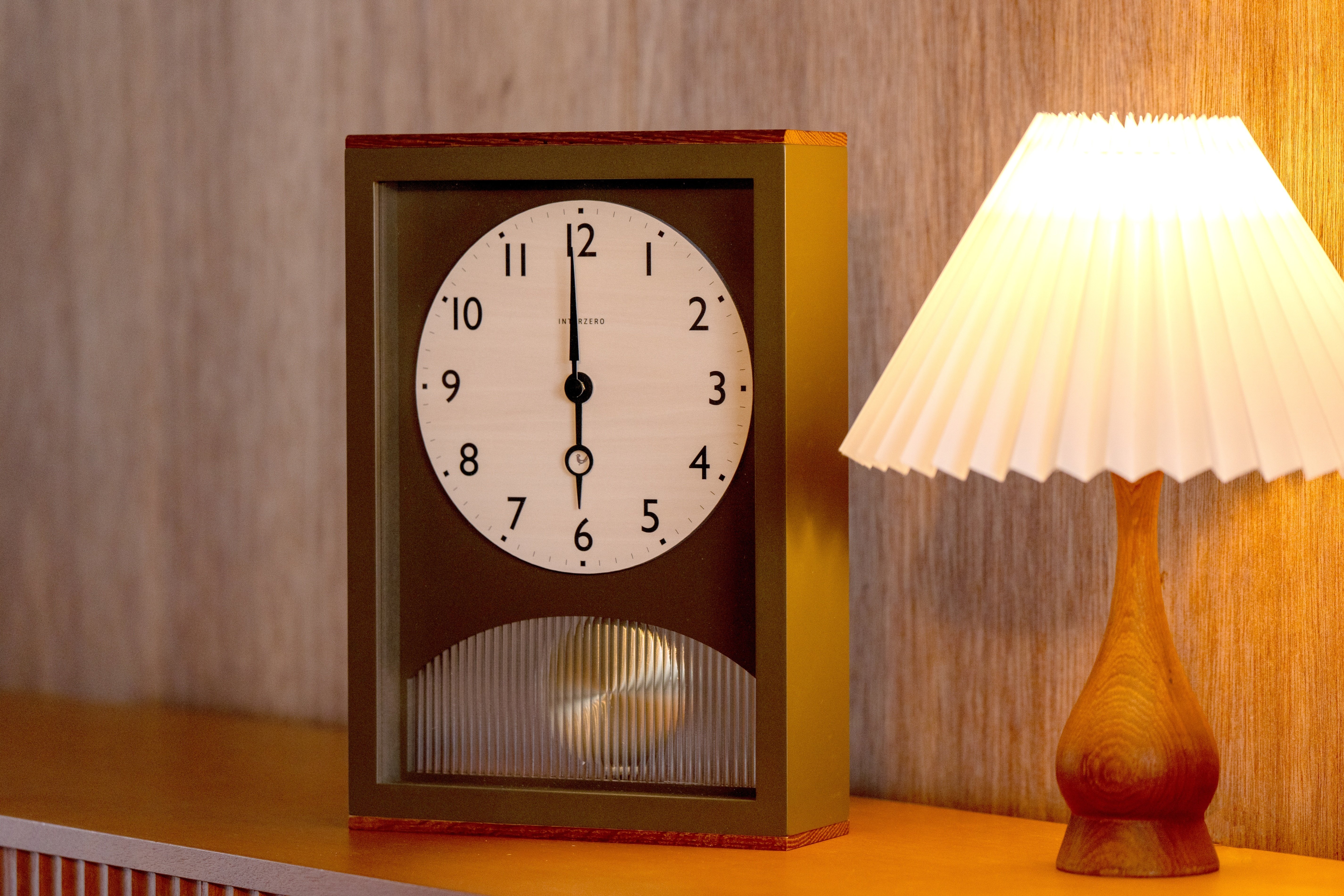 秋の夜に寄り添う「アーチの振り子時計」｜INTERZERO