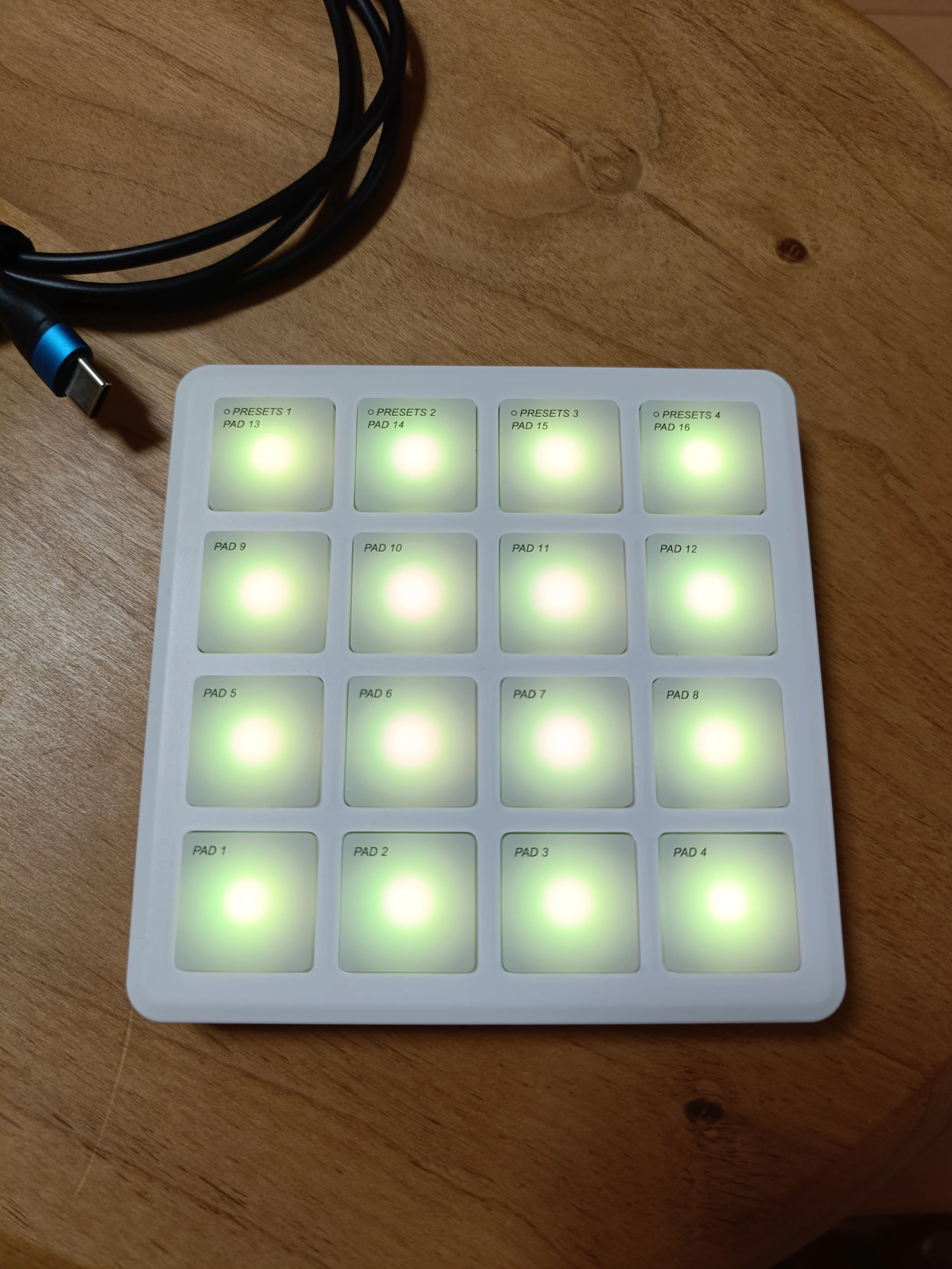 【送料無料】DTM 入門セット Worlde M-VAVE SMC PAD M-VAVE / SMC-PAD Pocket】中華製ちっちぇ〜〜MIDIパッドを叩く