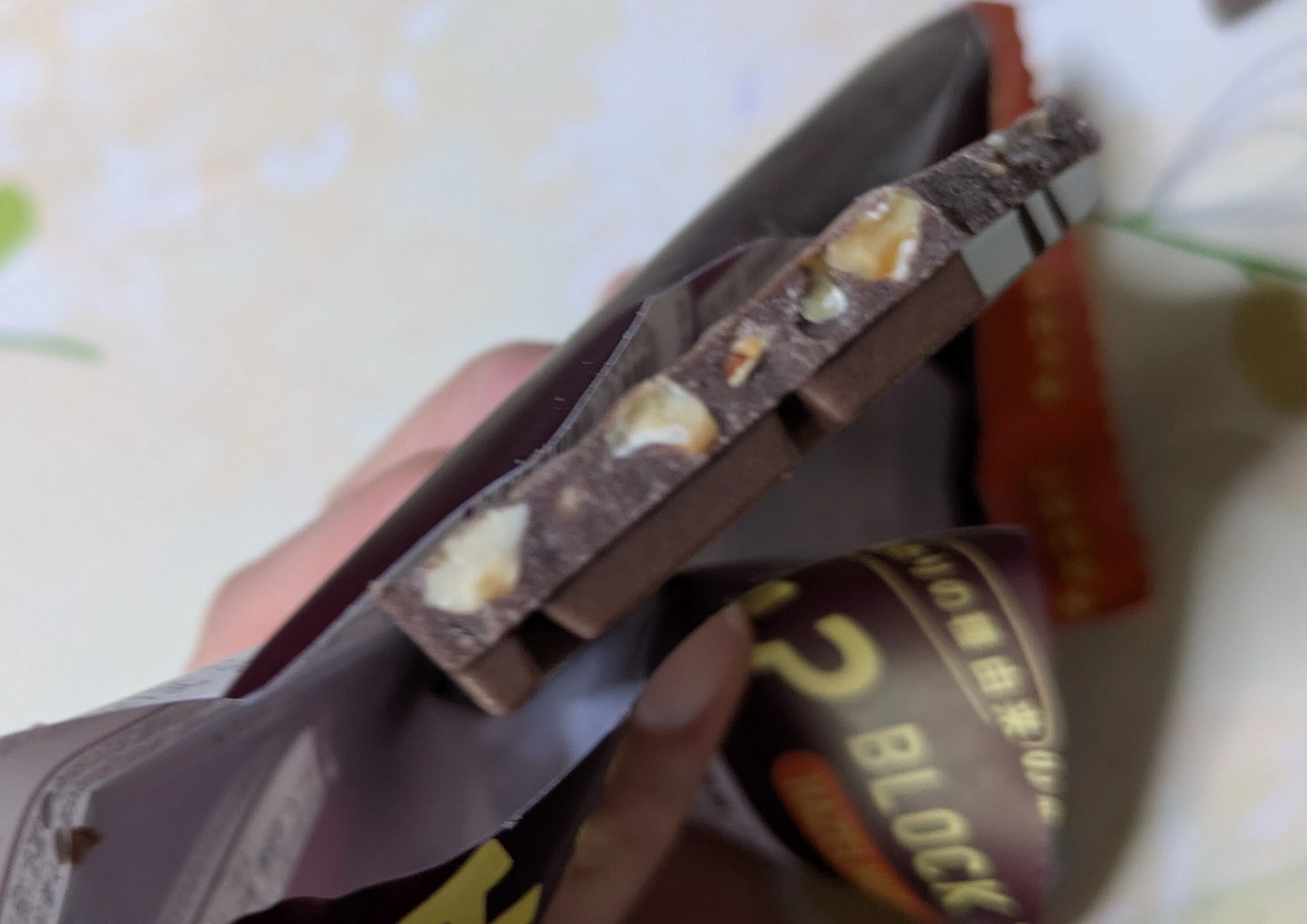 チョコじゃないチョコ。「チョコか?」を食べてみた｜Momo Yoko