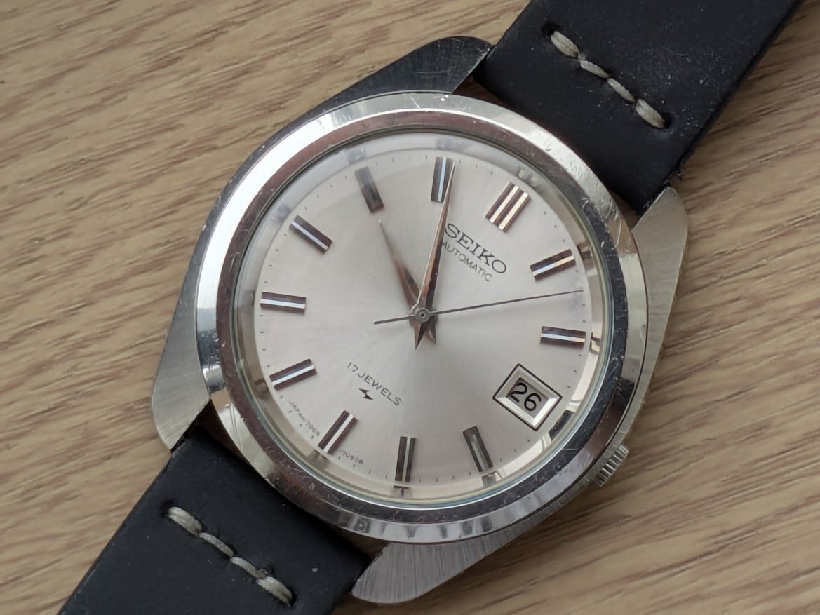 No.335 | Seiko | 7005-7030 | 風防交換で見違える時計｜とある猫好き
