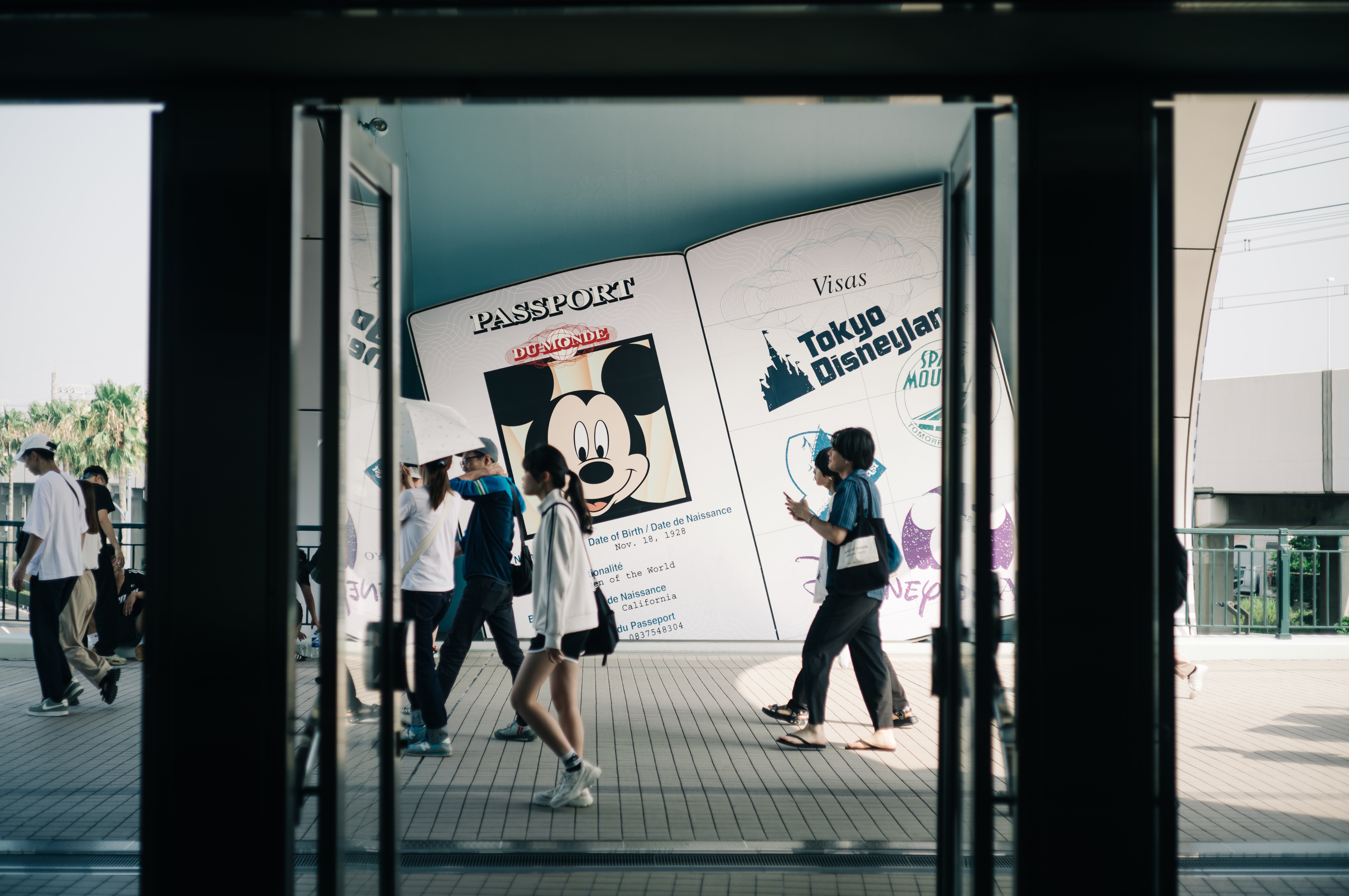 お家にディズニーランドが現れますよ。 Amazon.co.jp: ディズニーランドえほん 4つの おはなし イッツ・ア