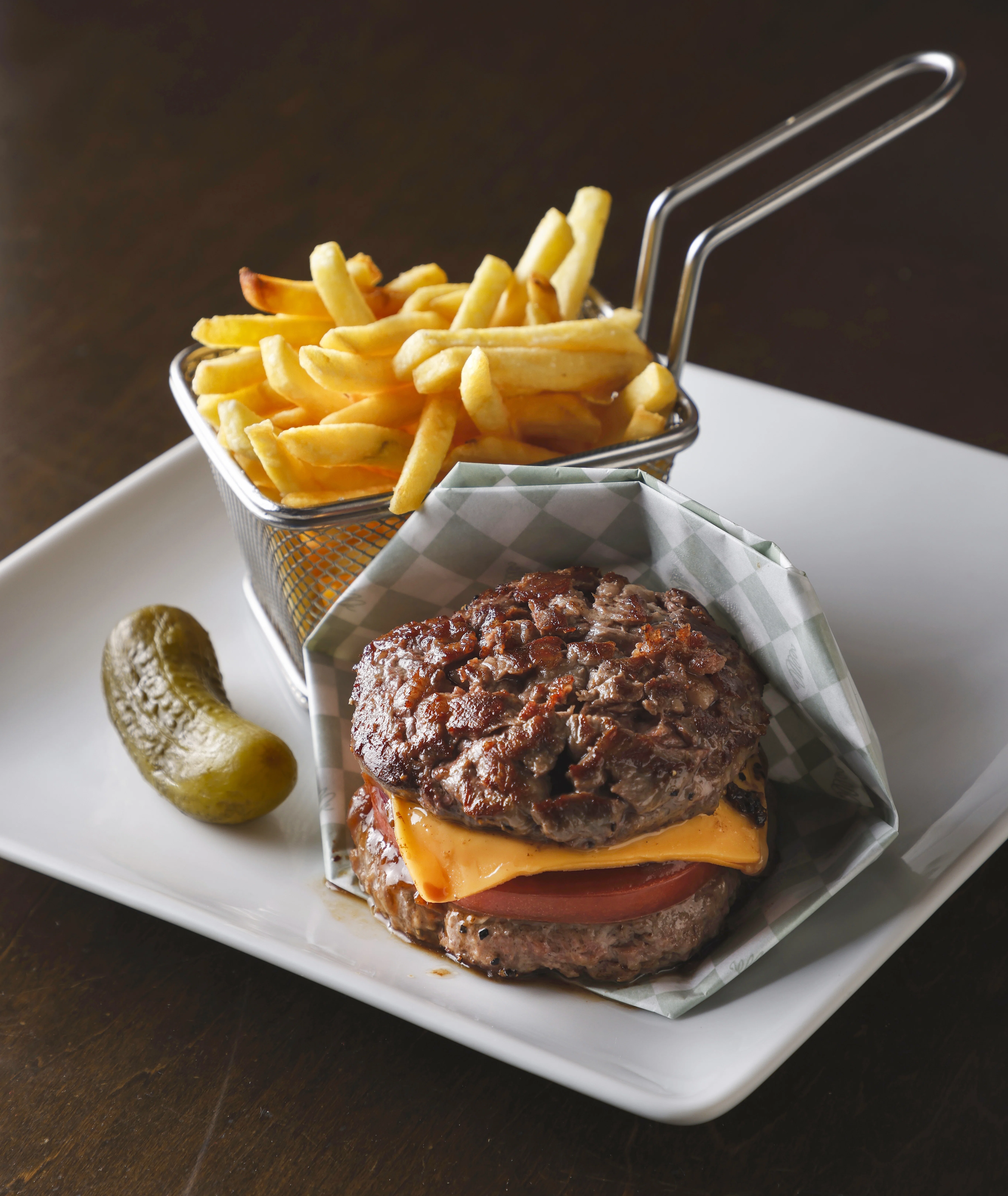 手切りと粗挽き2種の食感と部位を重ねた肉バーガー「Shake Tree