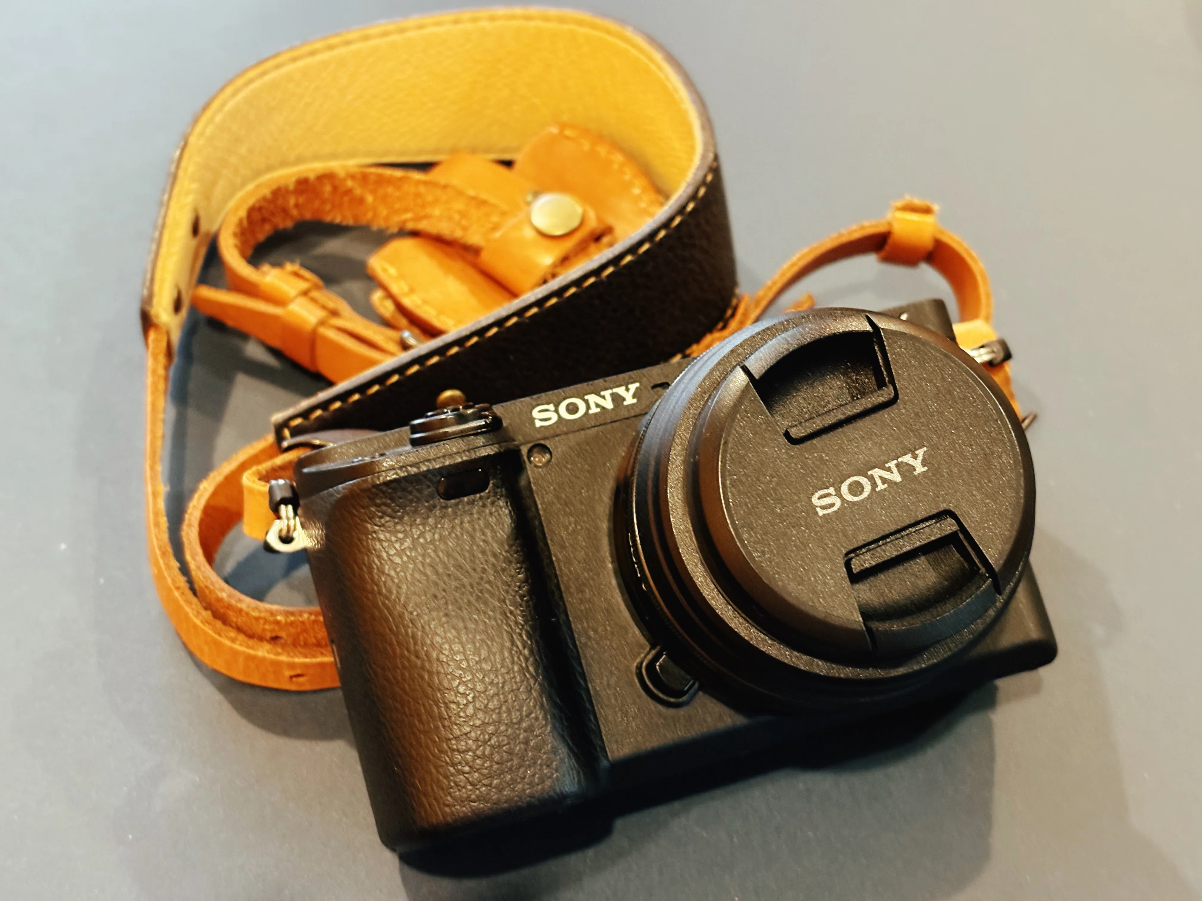 XS16Pro オレンジ 3カメラ 新品未使用品 カメラの話］ 三度目の正直で仲良くなりたいカメラ、SONYα6400｜柊木