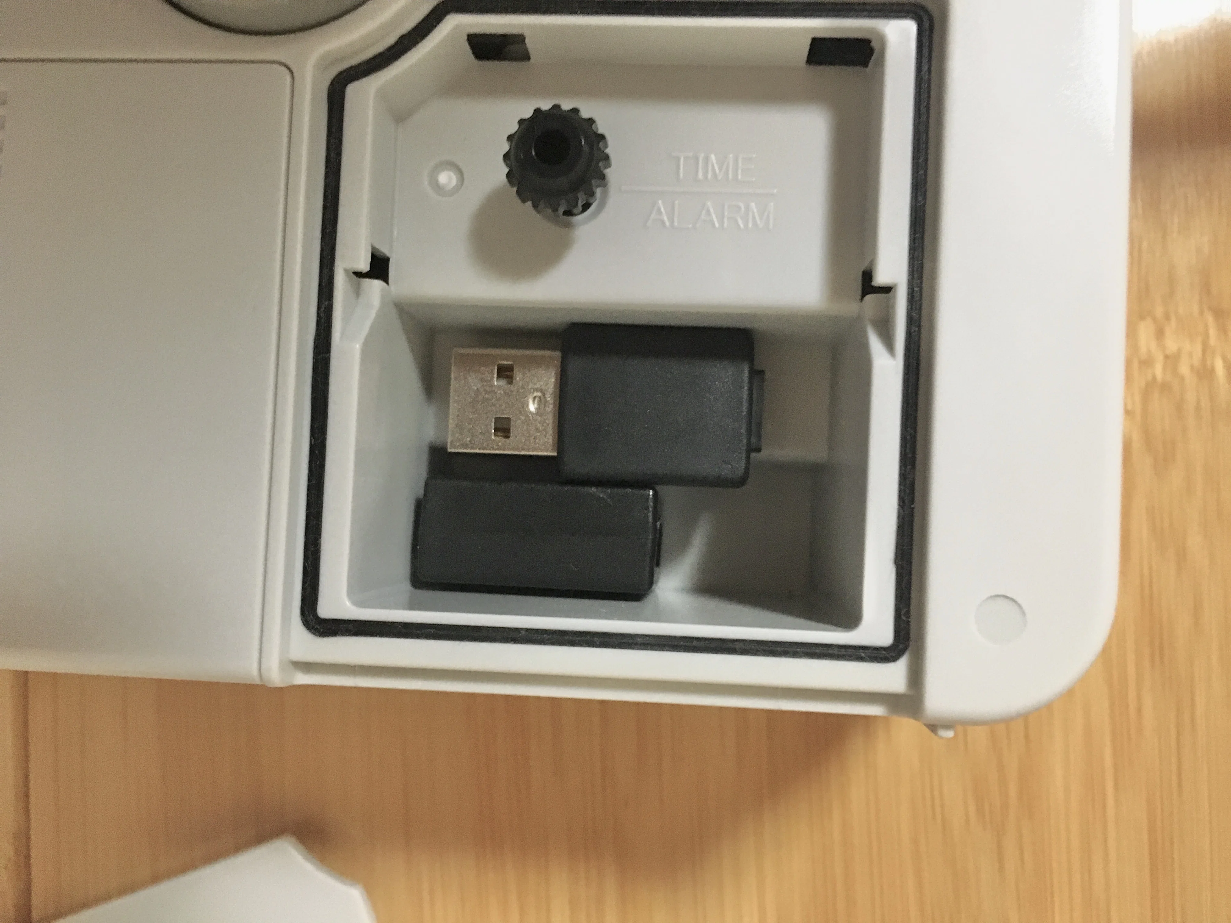 セイコー多機能防災クロック（KR885N）のコード類の収納のやり方