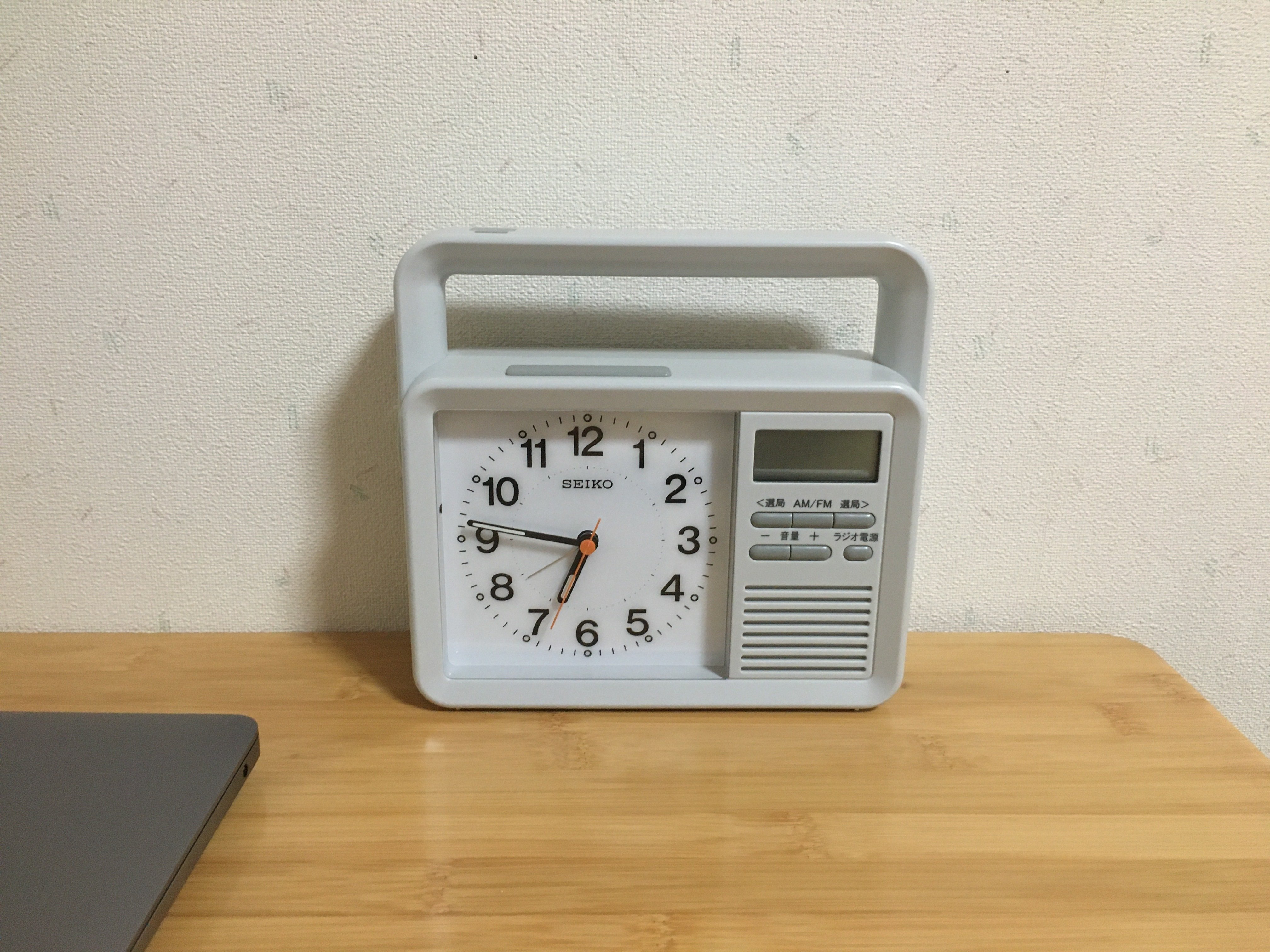 セイコー多機能防災クロック（KR885N）のコード類の収納のやり方