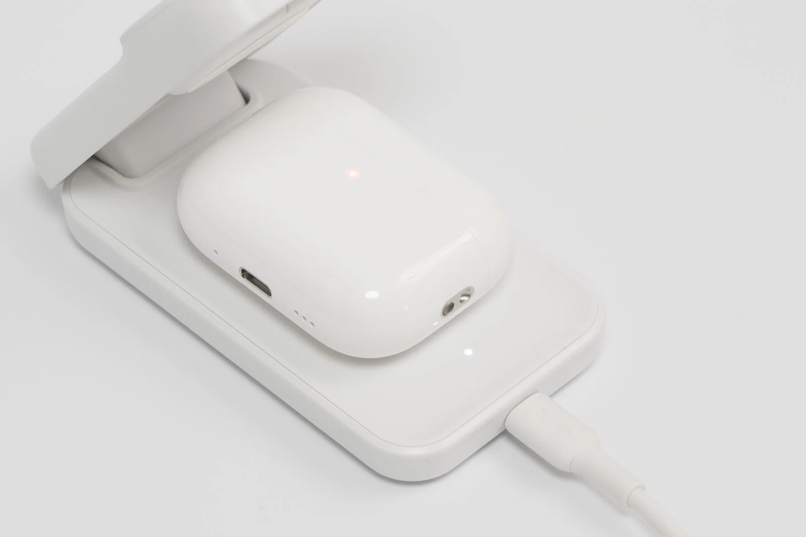 旅行や出張に最適！持ち運べるBelkinのQi2 25W対応3-in-1充電器を