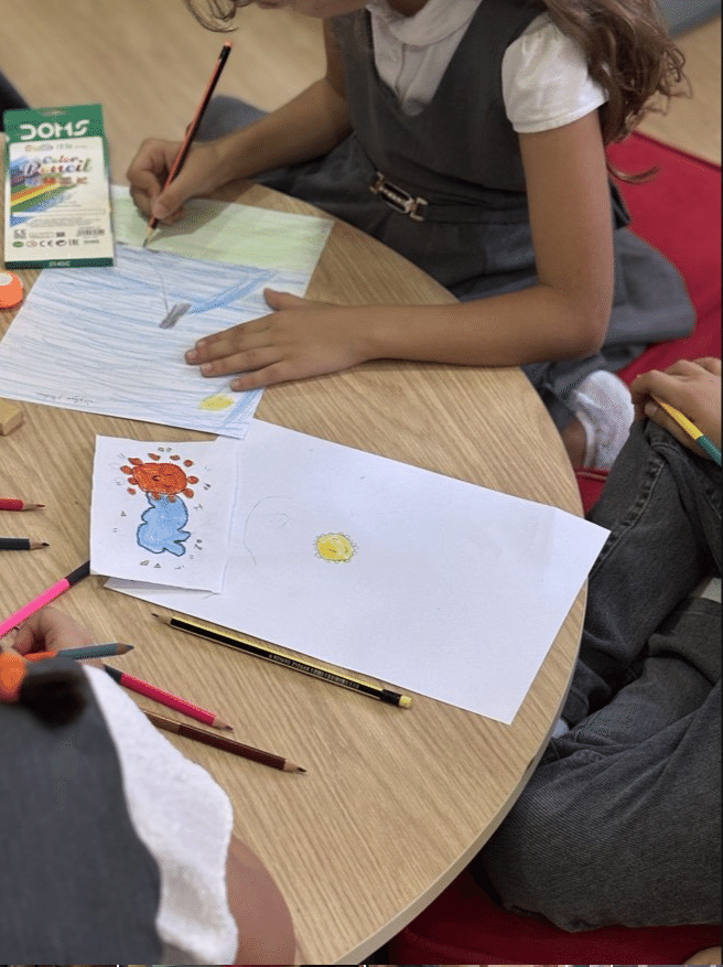 図書室で美術の授業を受ける生徒たち