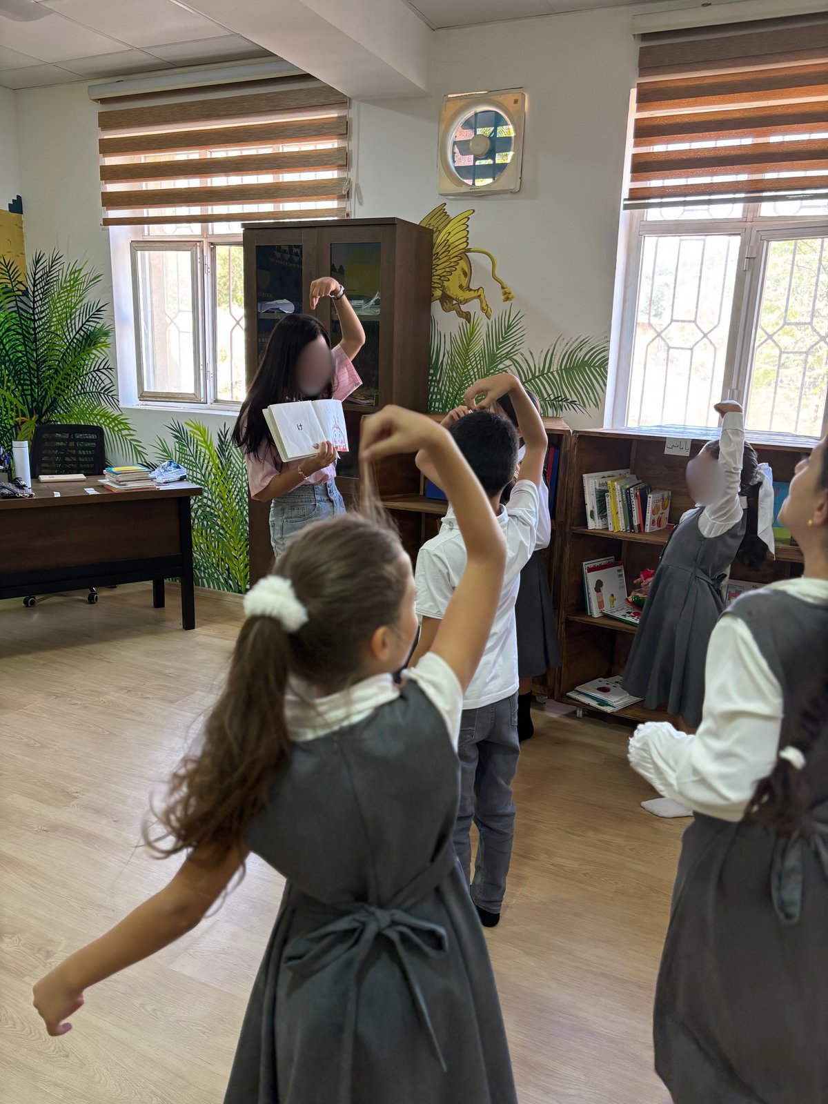 スクールファシリテーターの読み聞かせの様子