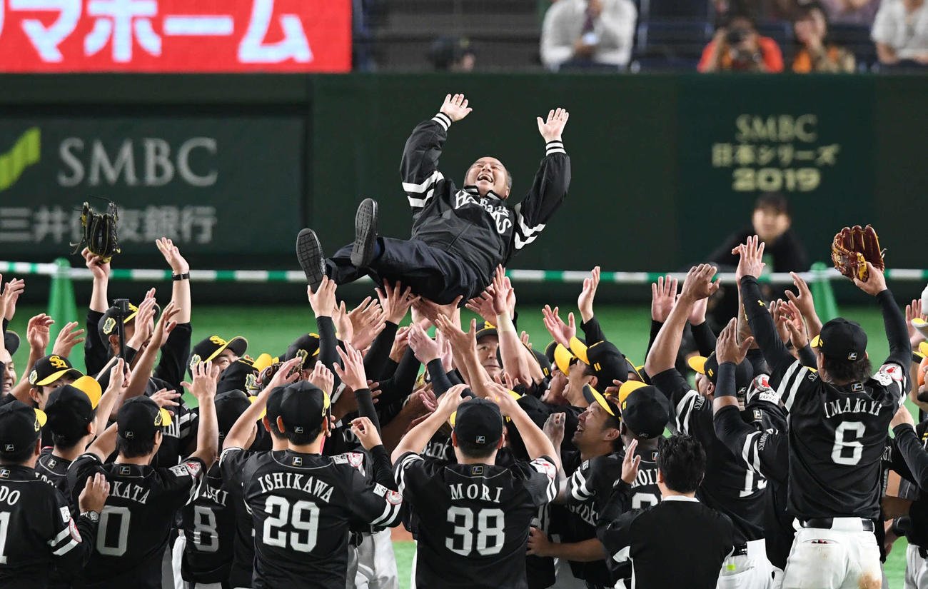 ソフトバンク・孫正義オーナーの胴上げに思う事。グラウンドでの主役は