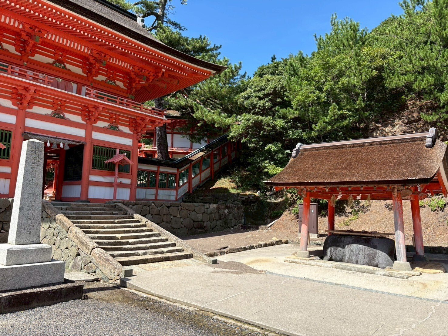 神在月に行きたい！】青い日本海に映える「朱の社殿」。出雲・日御碕