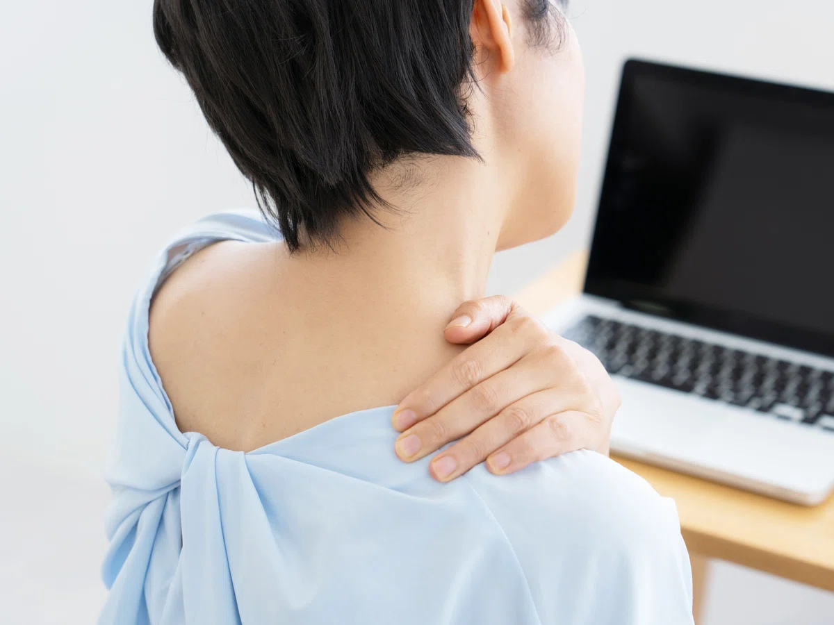 肩こりで悩む女性の写真