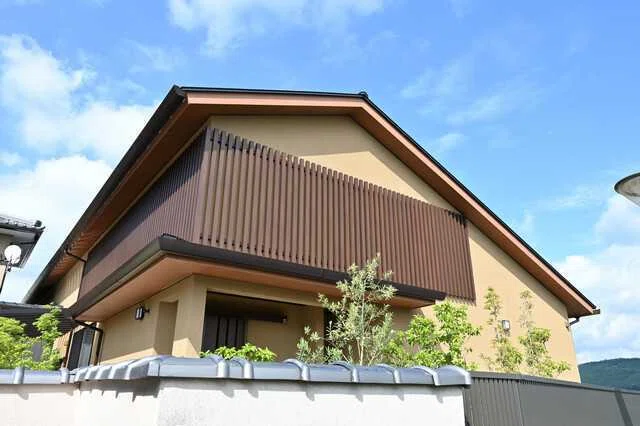 格子の美学、和モダンを纏う外観デザインと心地よい空間の創造 日本建築の伝統を受け継ぎながら現代のライフスタイルに調和する格子。その美しさは深み ...