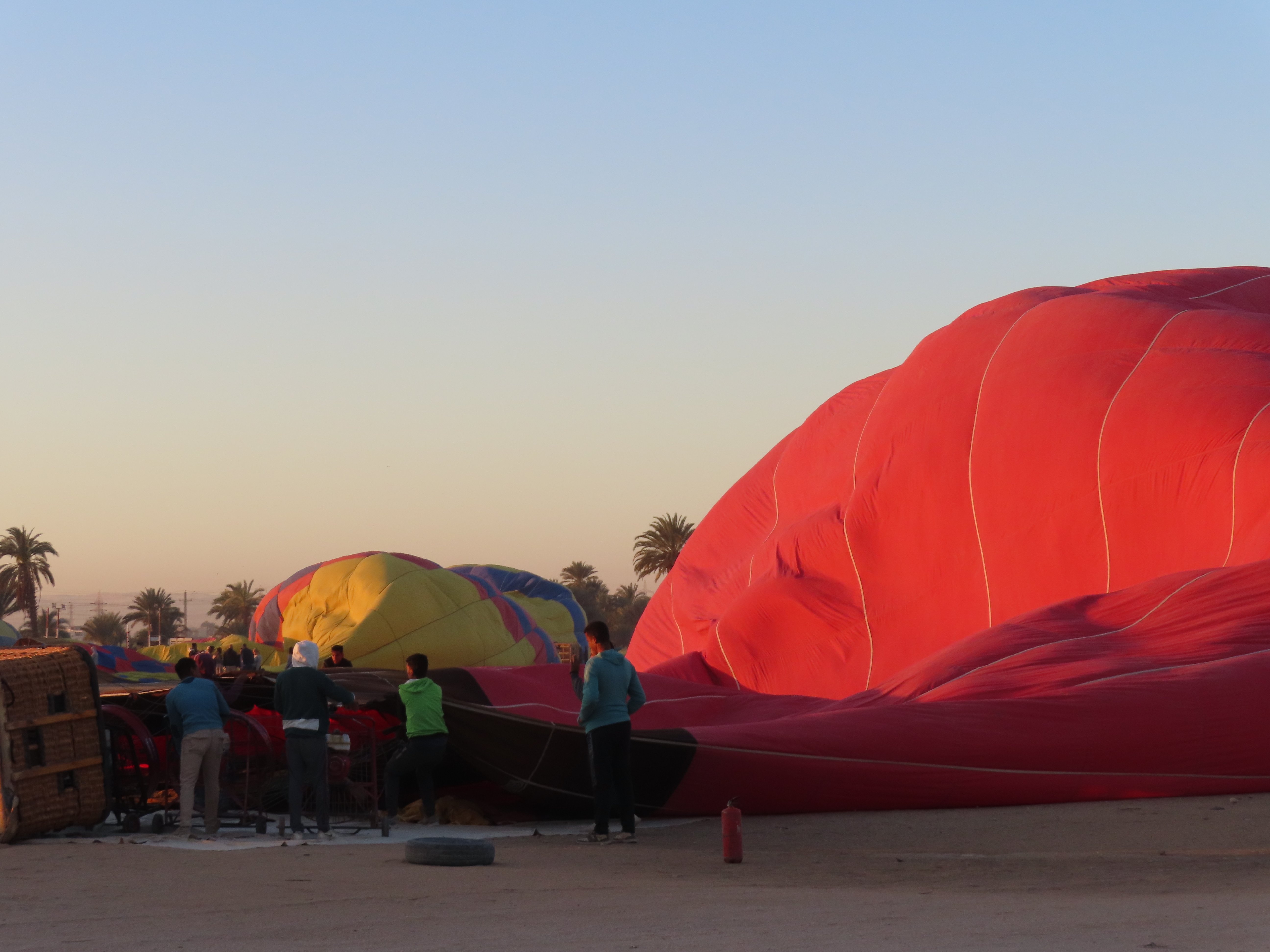 朝の大空に乗る——ルクソール熱気球（Alaska Balloons）【海外での記憶