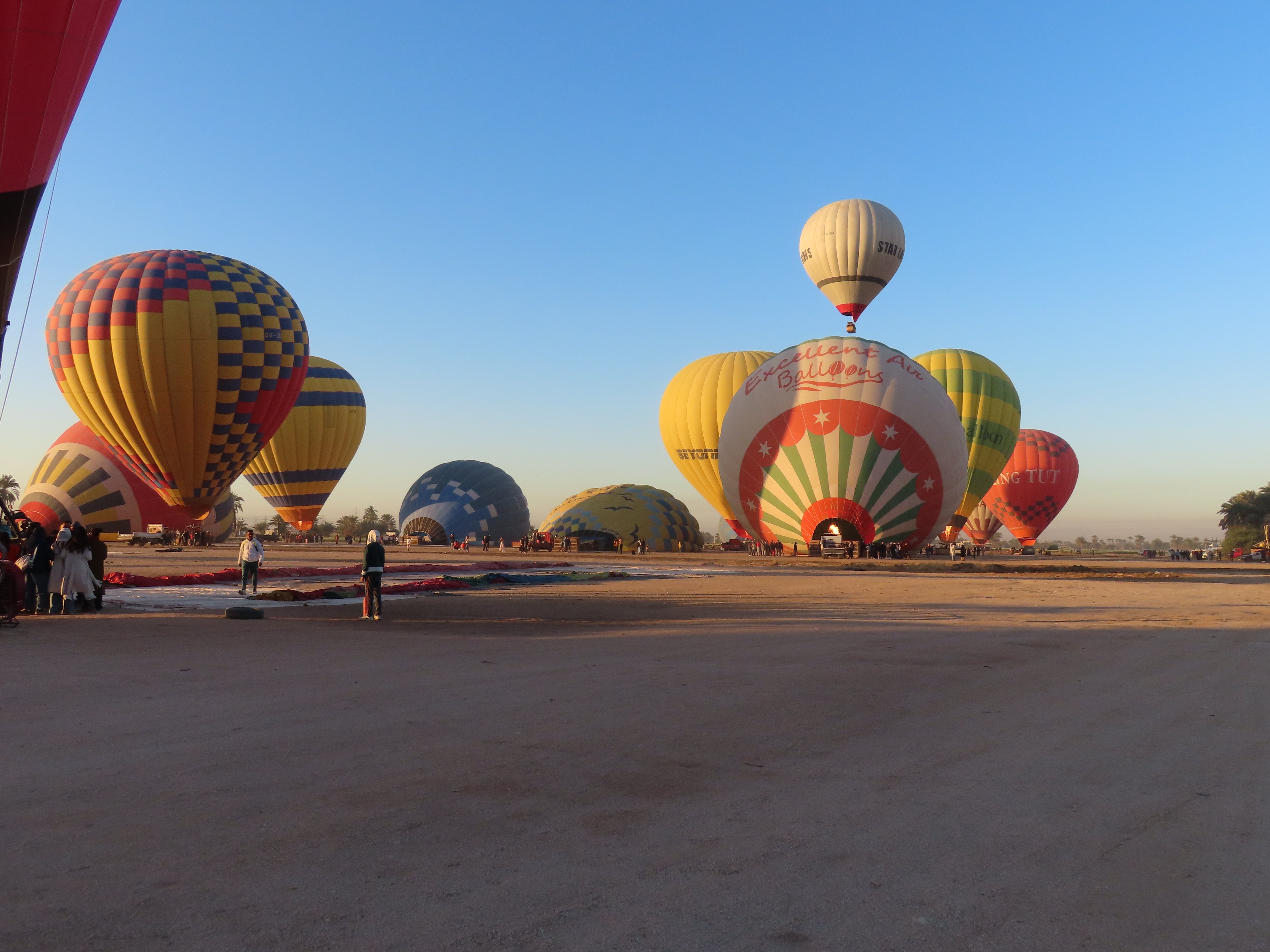 朝の大空に乗る——ルクソール熱気球（Alaska Balloons）【海外での記憶