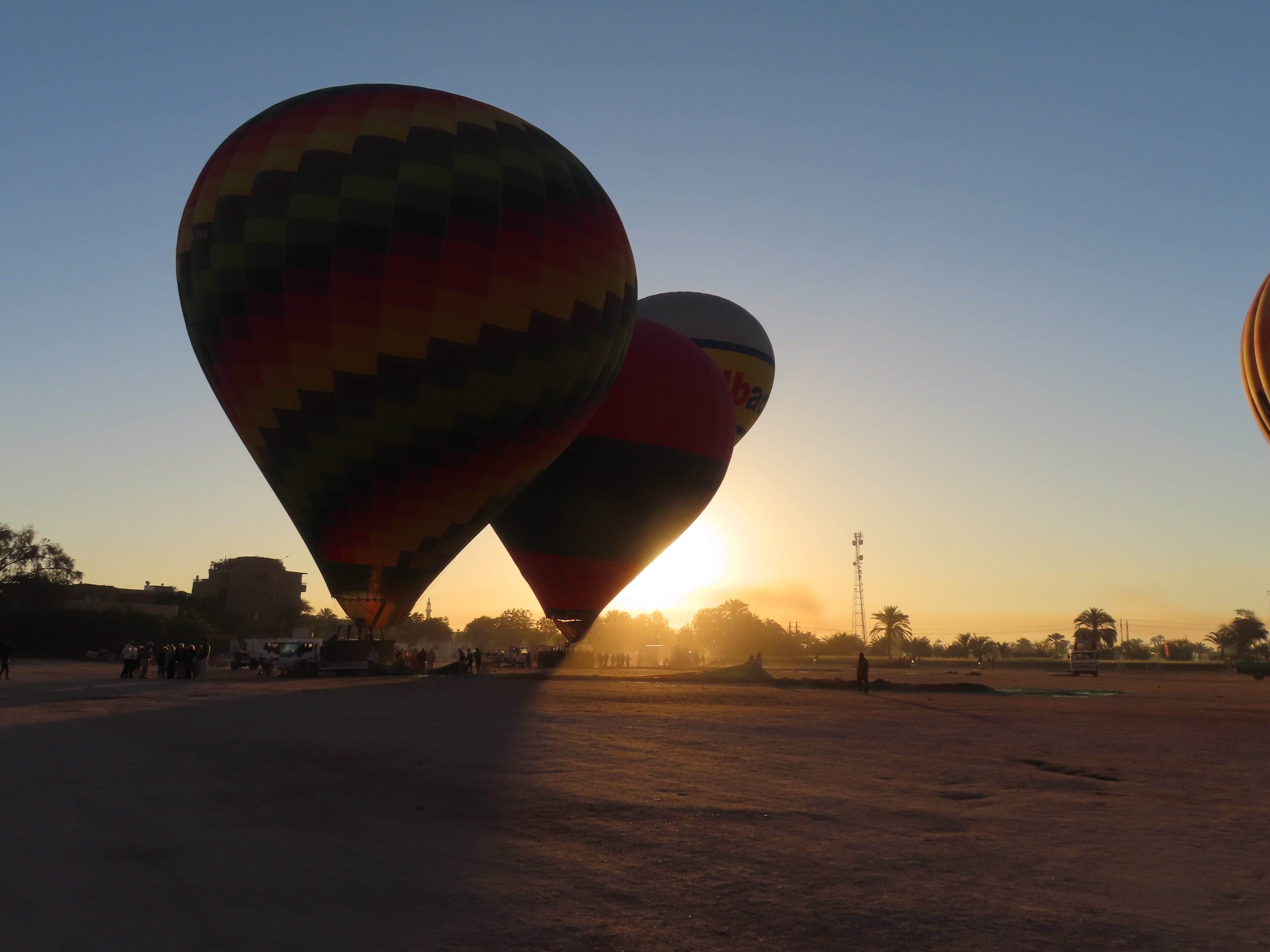 朝の大空に乗る——ルクソール熱気球（Alaska Balloons）【海外での記憶