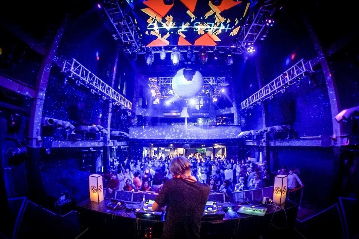 DJ JUNK.PARK が名古屋 NESTAL でプレイしている写真。WOMB クラブ会場にて選曲中の瞬間。