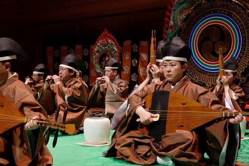 世界最古のオーケストラ” 1200年の時を超える「神楽」と「雅楽」｜小野