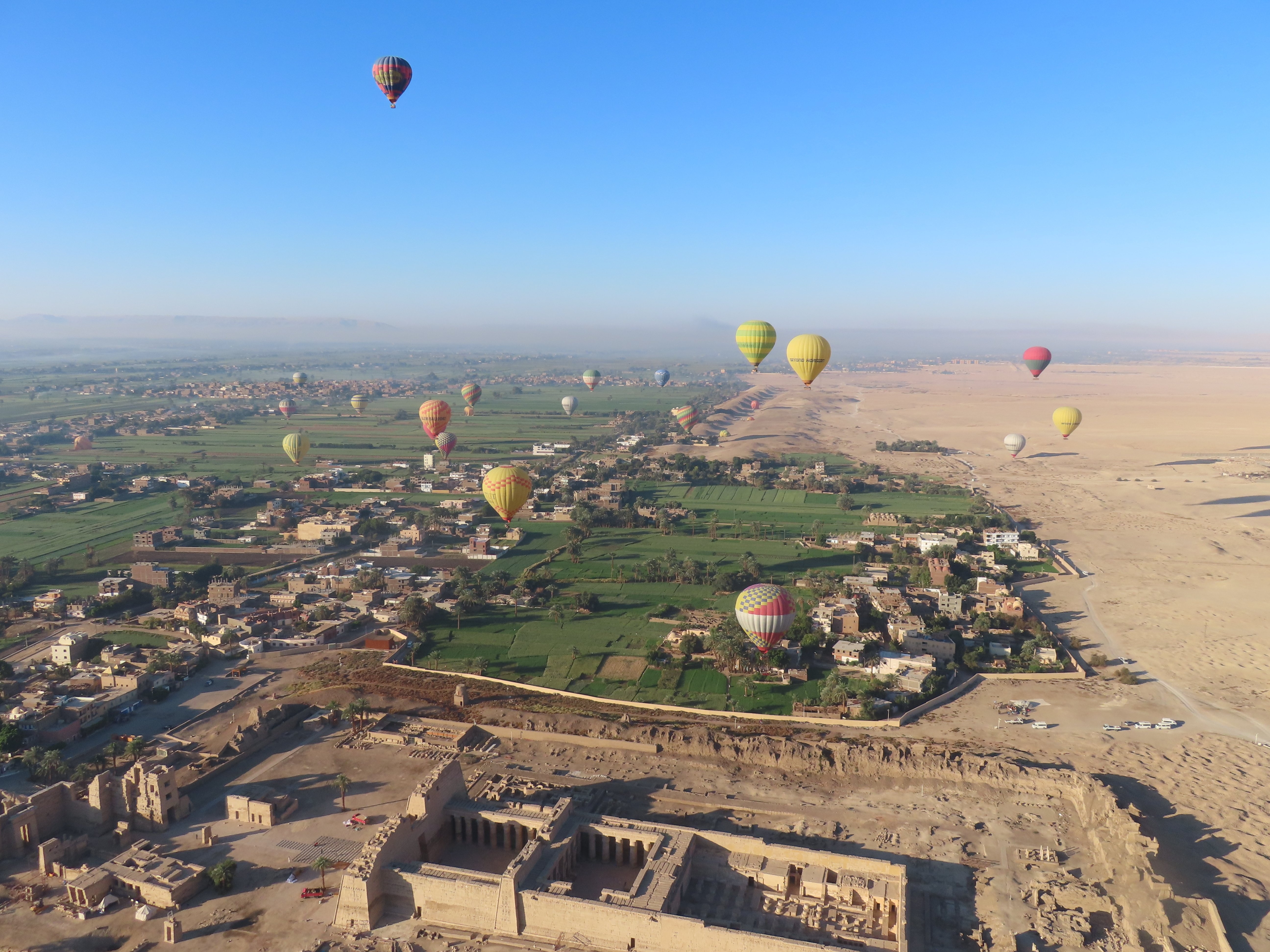 朝の大空に乗る——ルクソール熱気球（Alaska Balloons）【海外での記憶
