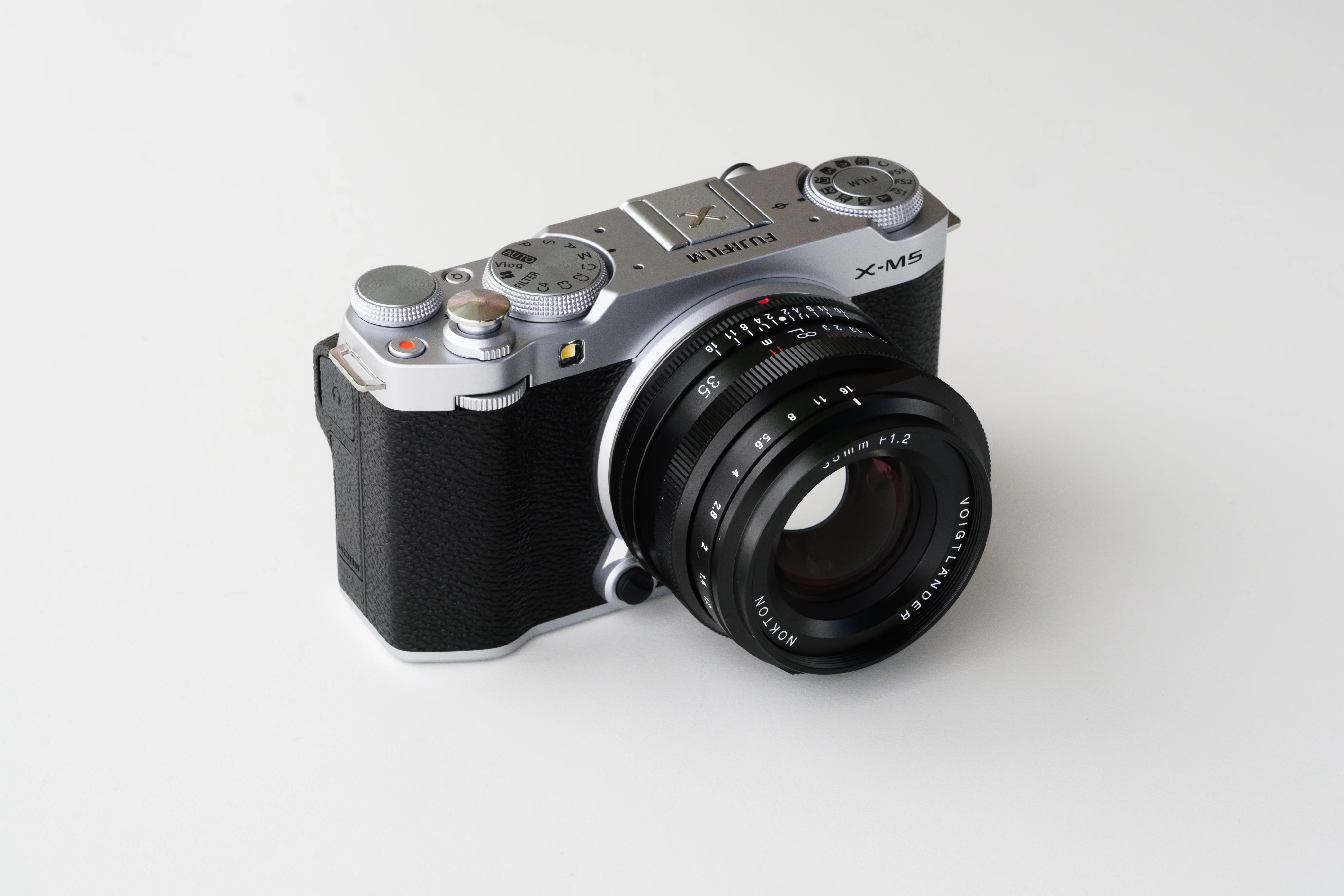 美品！FUJIFILM X-E5 レンズキット NOKTON 35mm セット 富士フイルム FUJIFILM X-E5 XF23mmレンズキット [シルバー] 価格比較