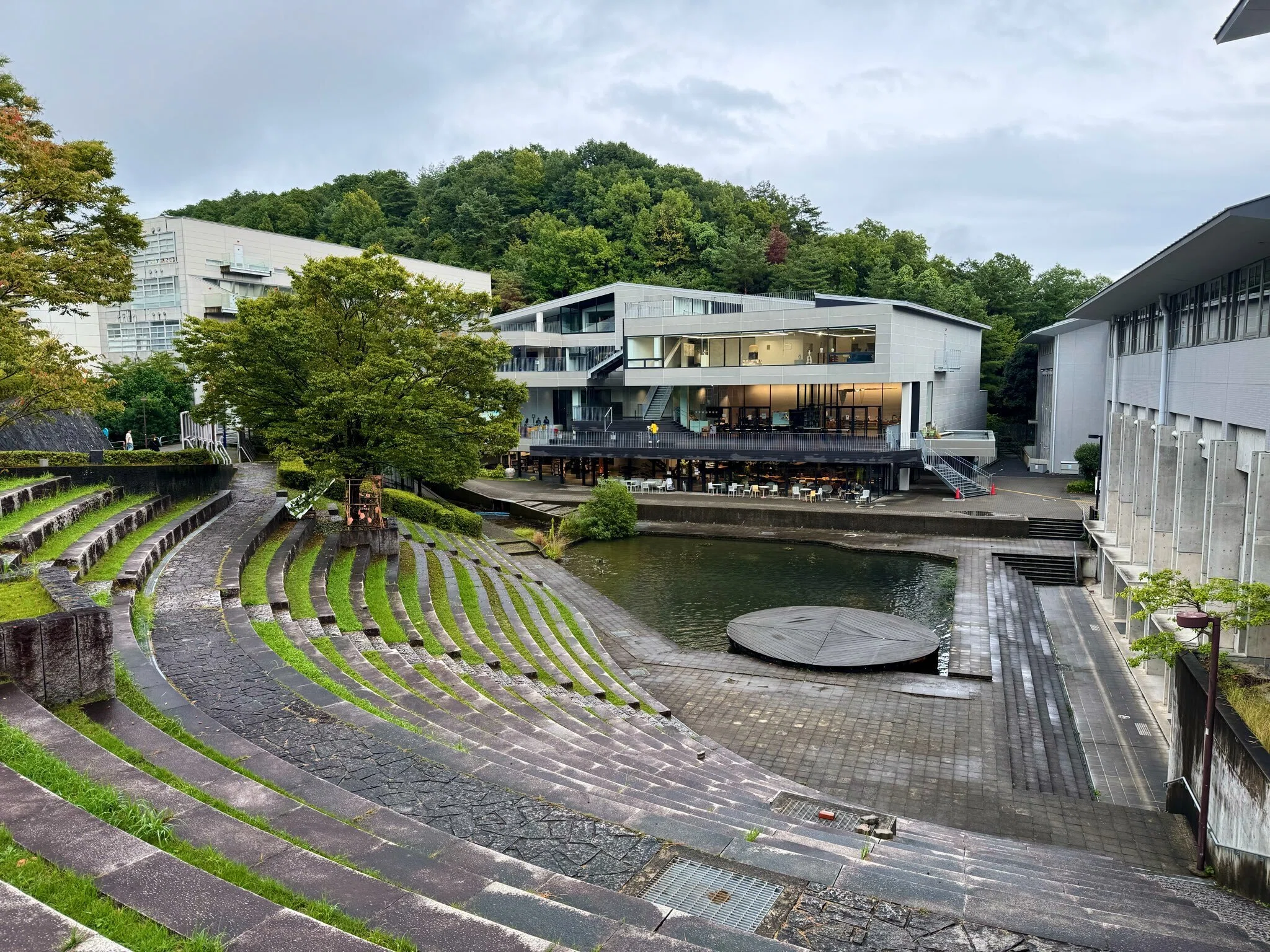 秋雨のオープンキャンパス。入試に向けたデッサン講座も。｜京都精華大学