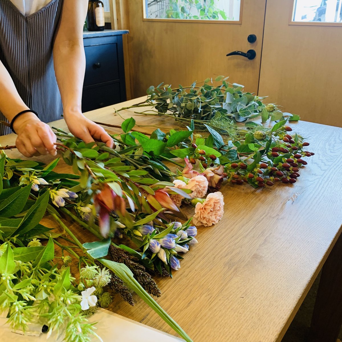 花瓶にお花を綺麗にいけるコツ
