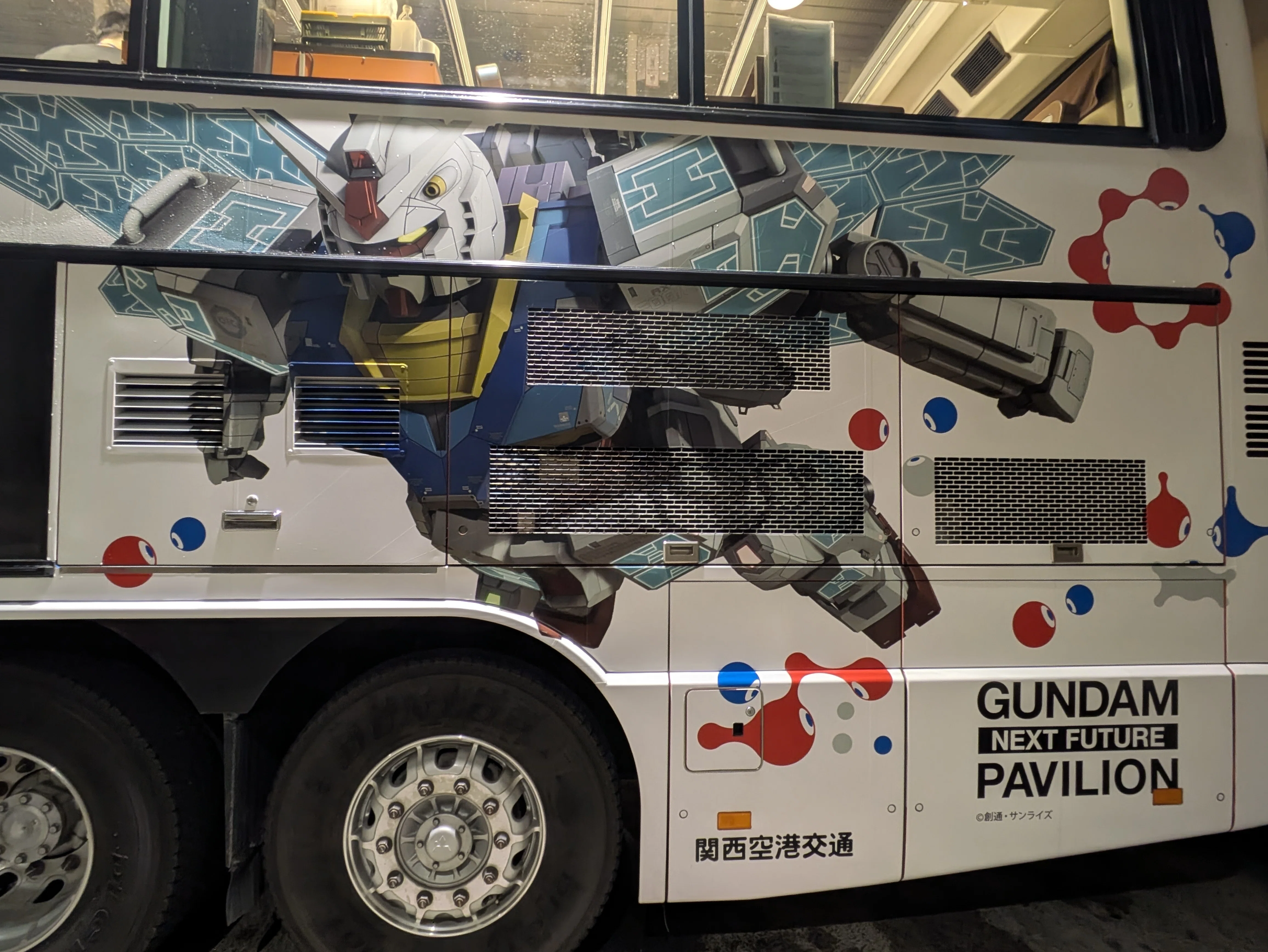 10/13まで運行〜 ガンダムとミャクミャクを纏ったレストランバス(万博