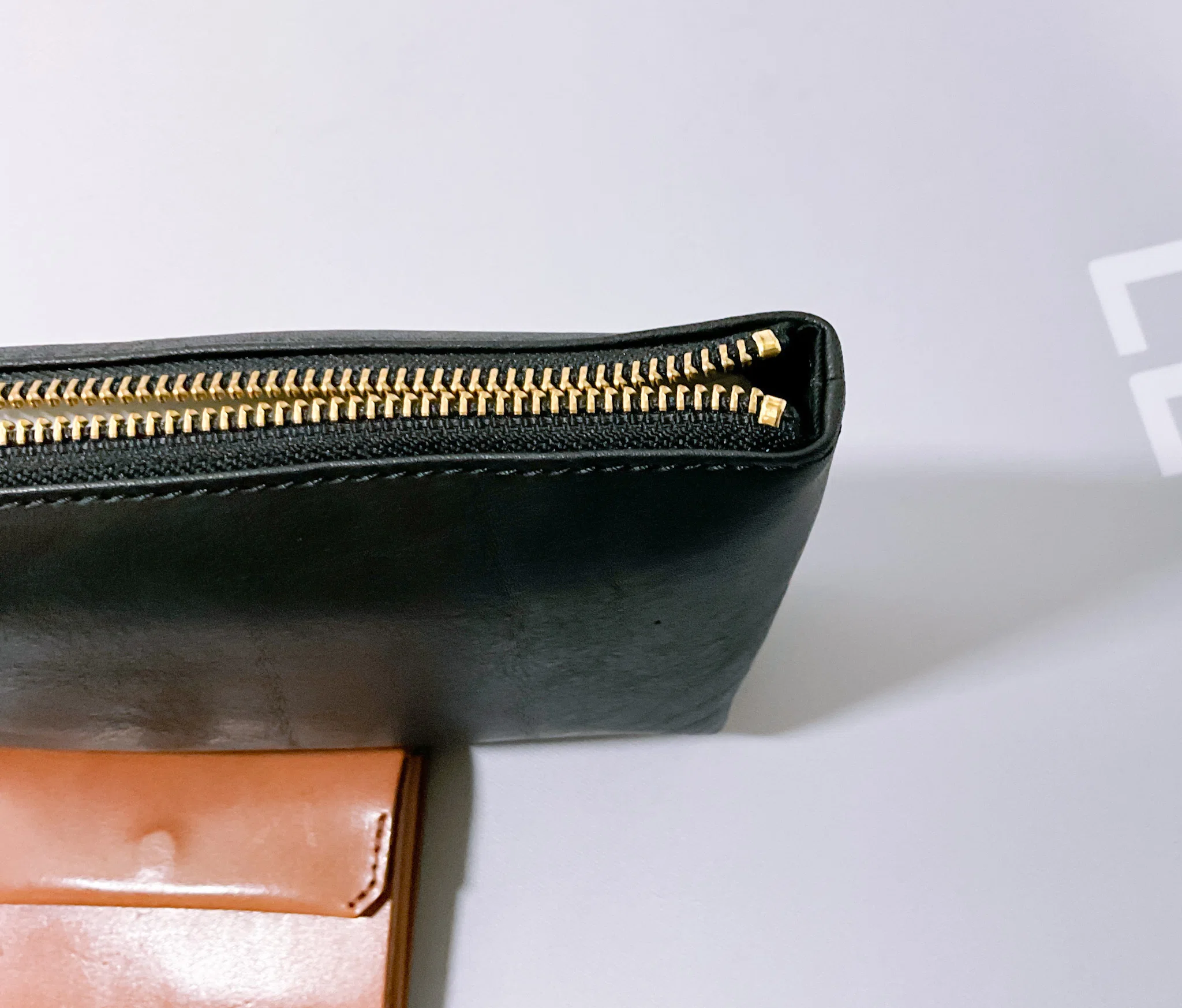 SLOW】「BONO POUCH M」レビュー【栃木レザーのポーチ】｜MtOjiisan