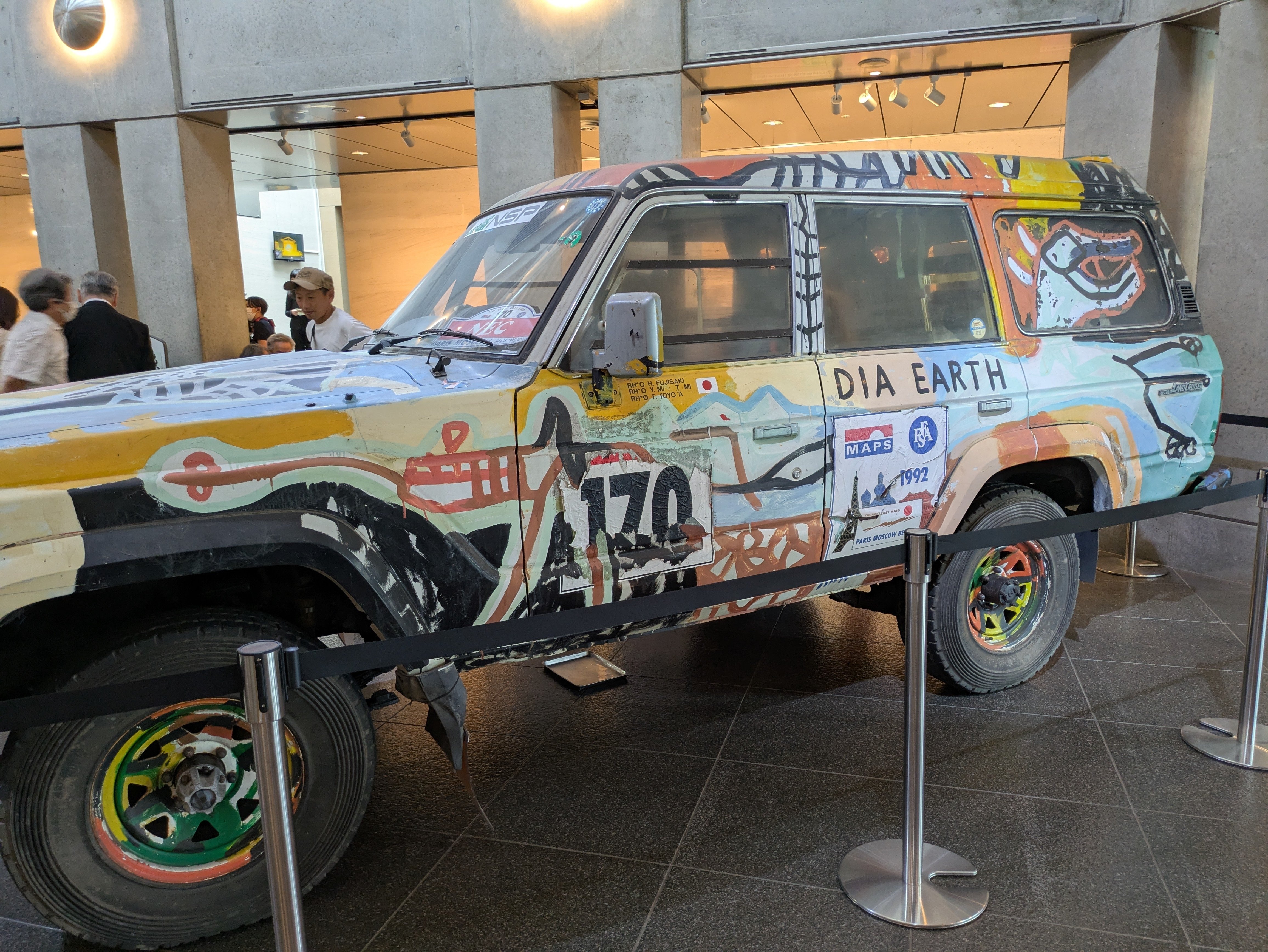 一人ではないような状況を企てる」 『日比野克彦 ひとり橋の上に立って